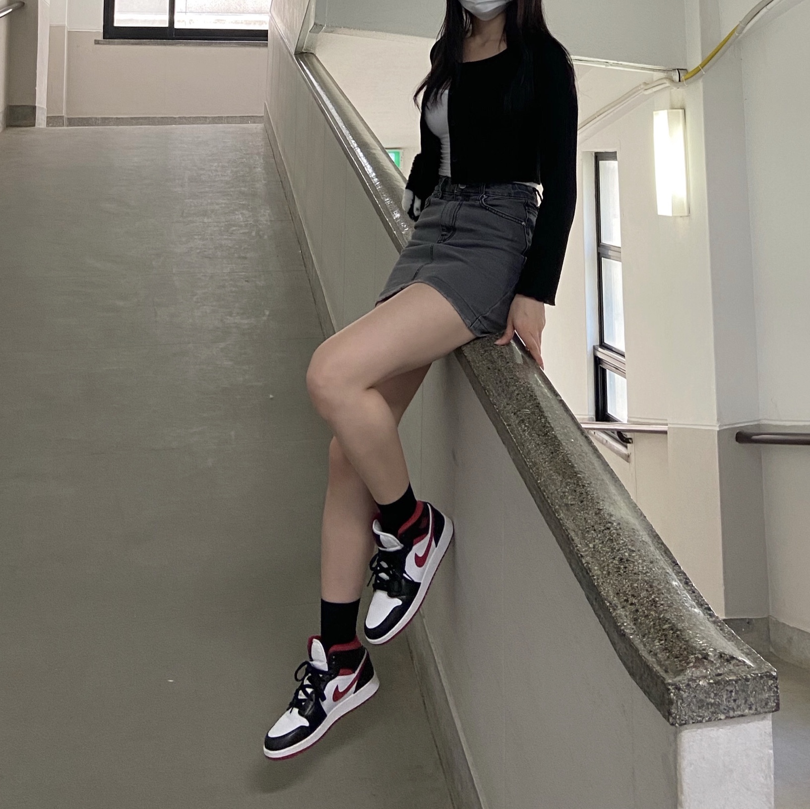 Jordan 1 Mid Gym Red Black White 착용 스타일 - 1