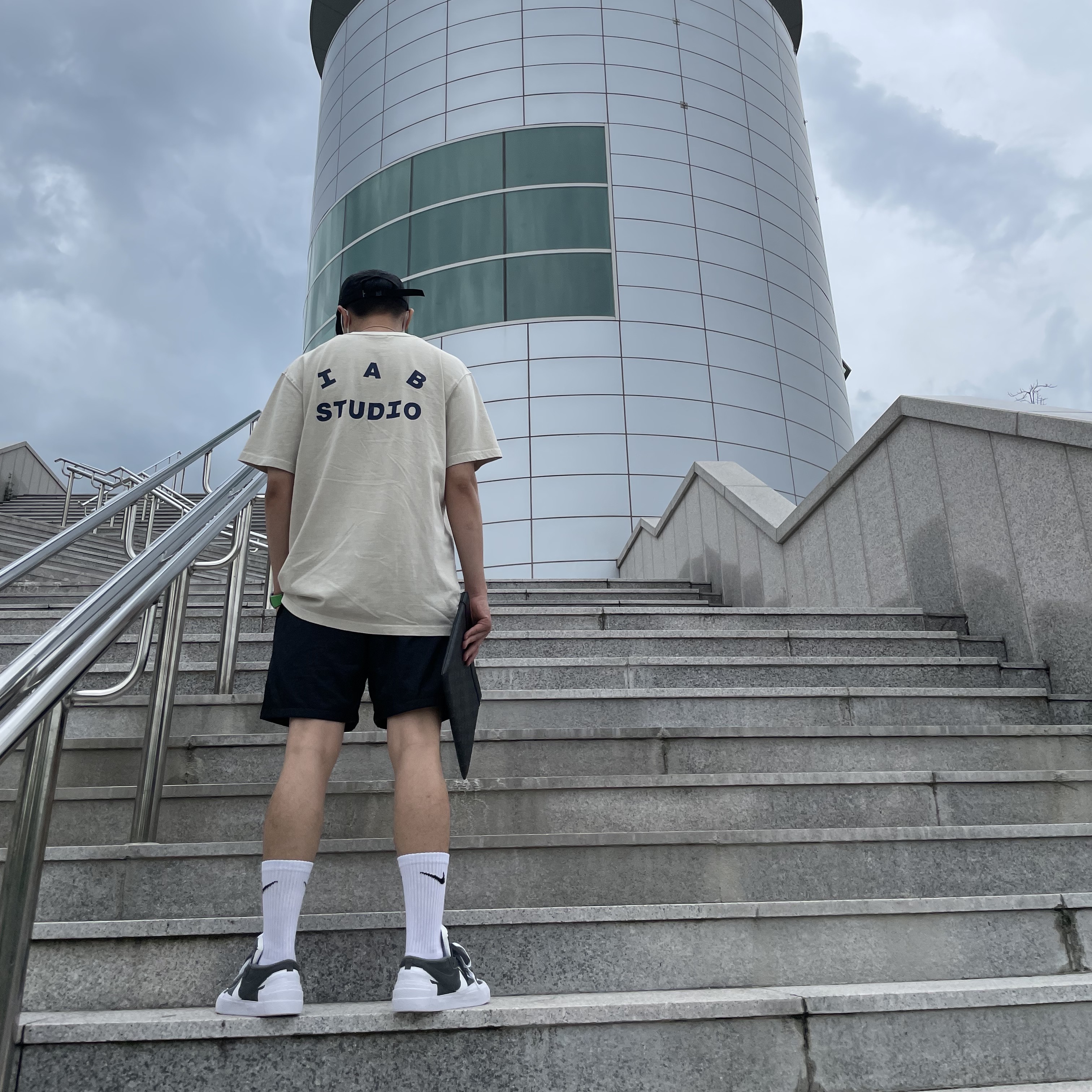 IAB Studio Pigment T-Shirt Oatmeal, Nike x Sacai Blazer Low Iron Grey 착용 스타일