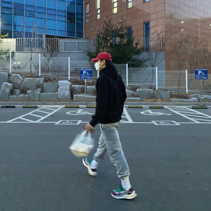 Nike x Sacai VaporWaffle String & Black Villain Red 착용 스타일