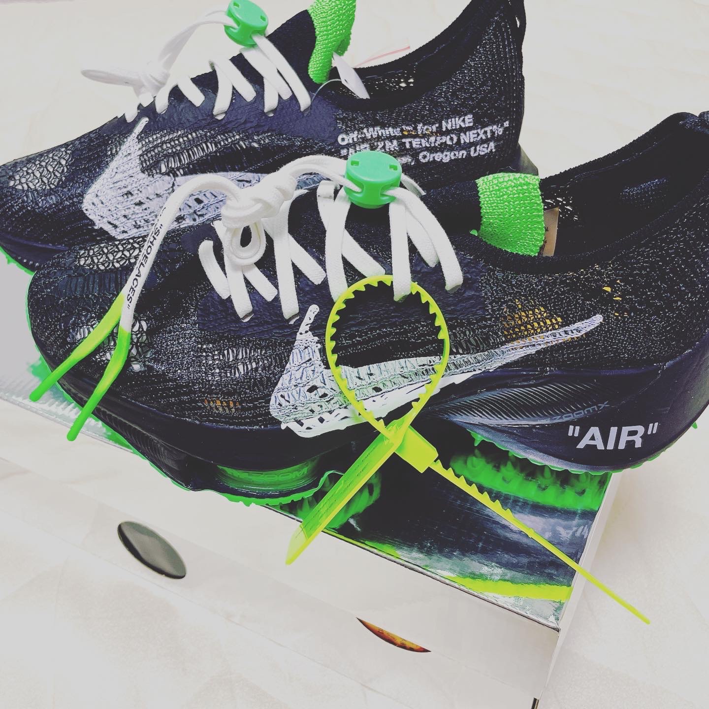 Nike x Ambush Dunk High Flash Lime, Nike x Off-White Air Zoom Tempo Next% Black 착용 스타일 - 2