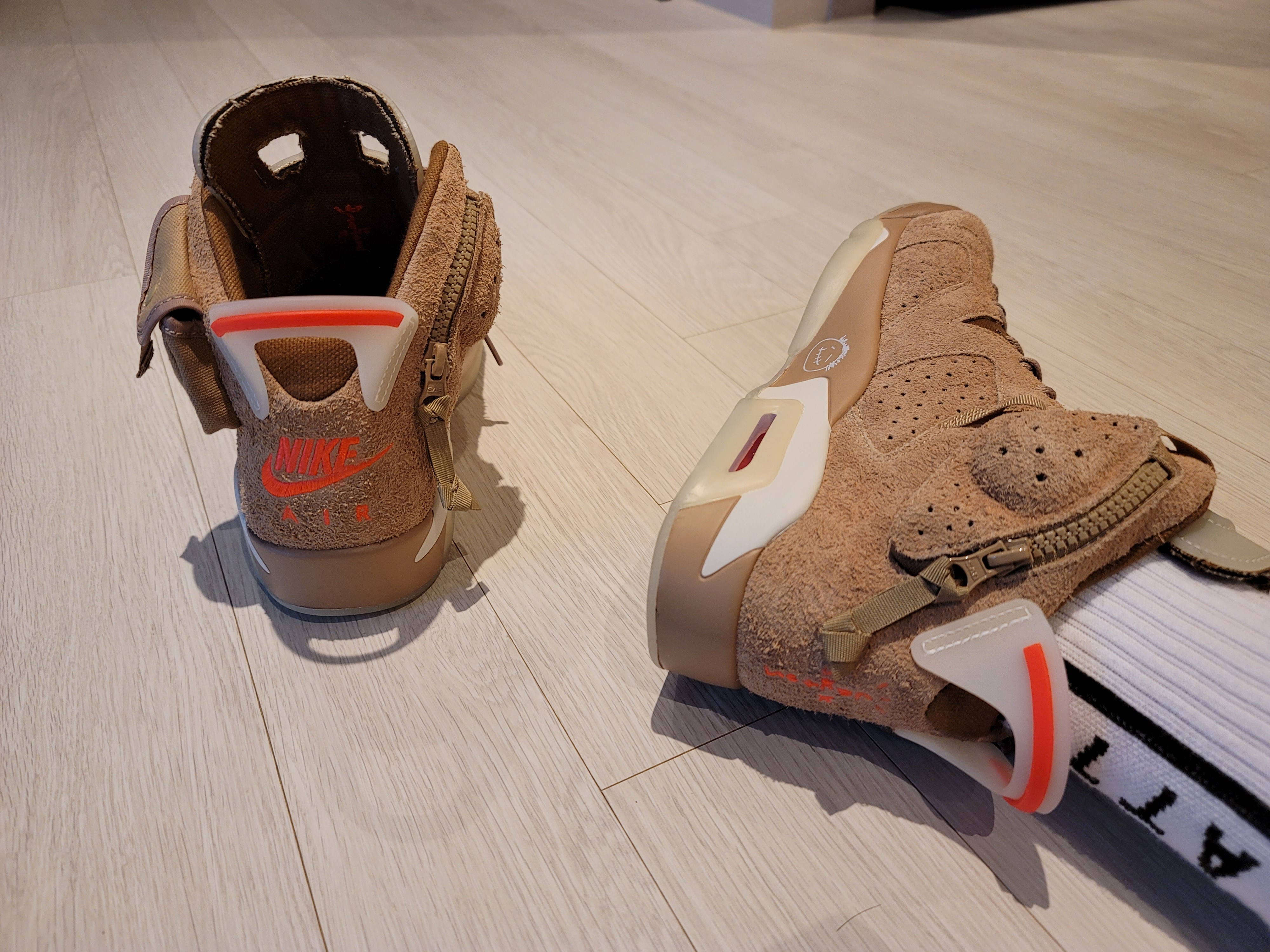 Jordan 6 x Travis Scott Retro SP British Khaki 착용 스타일 - 2