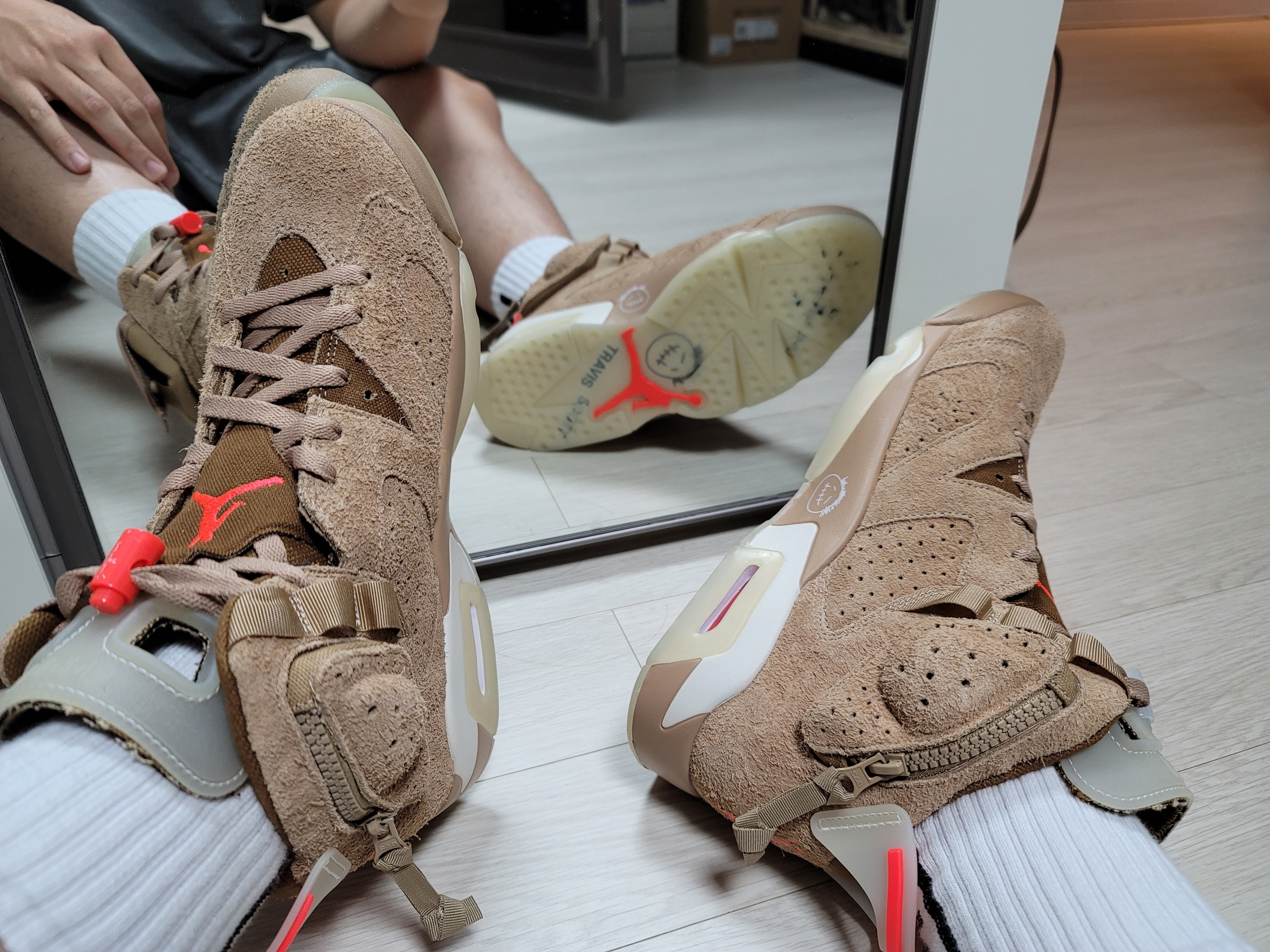 Jordan 6 x Travis Scott Retro SP British Khaki 착용 스타일 - 1