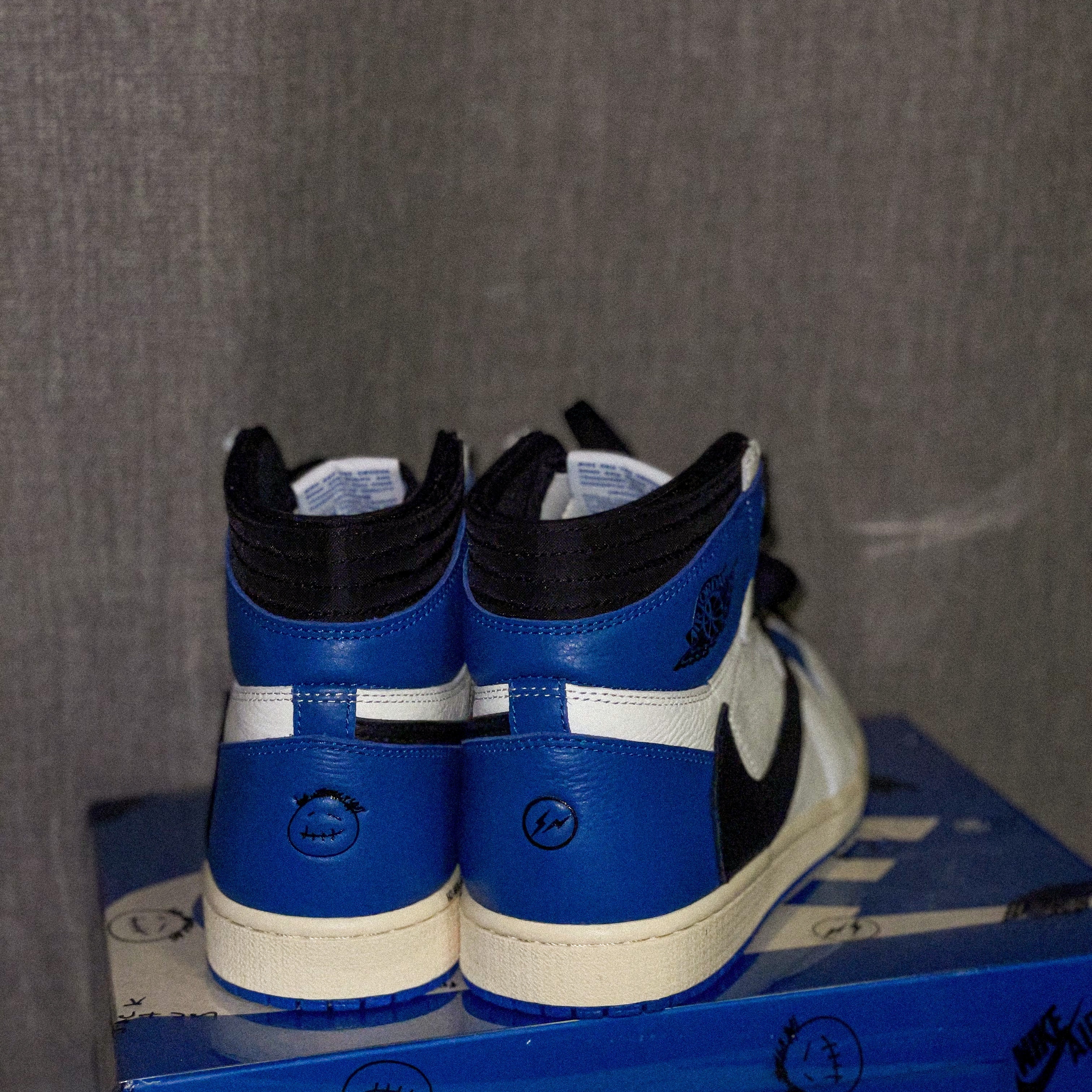 Jordan 1 x Travis Scott x Fragment Retro High OG SP Military Blue 착용 스타일 - 2