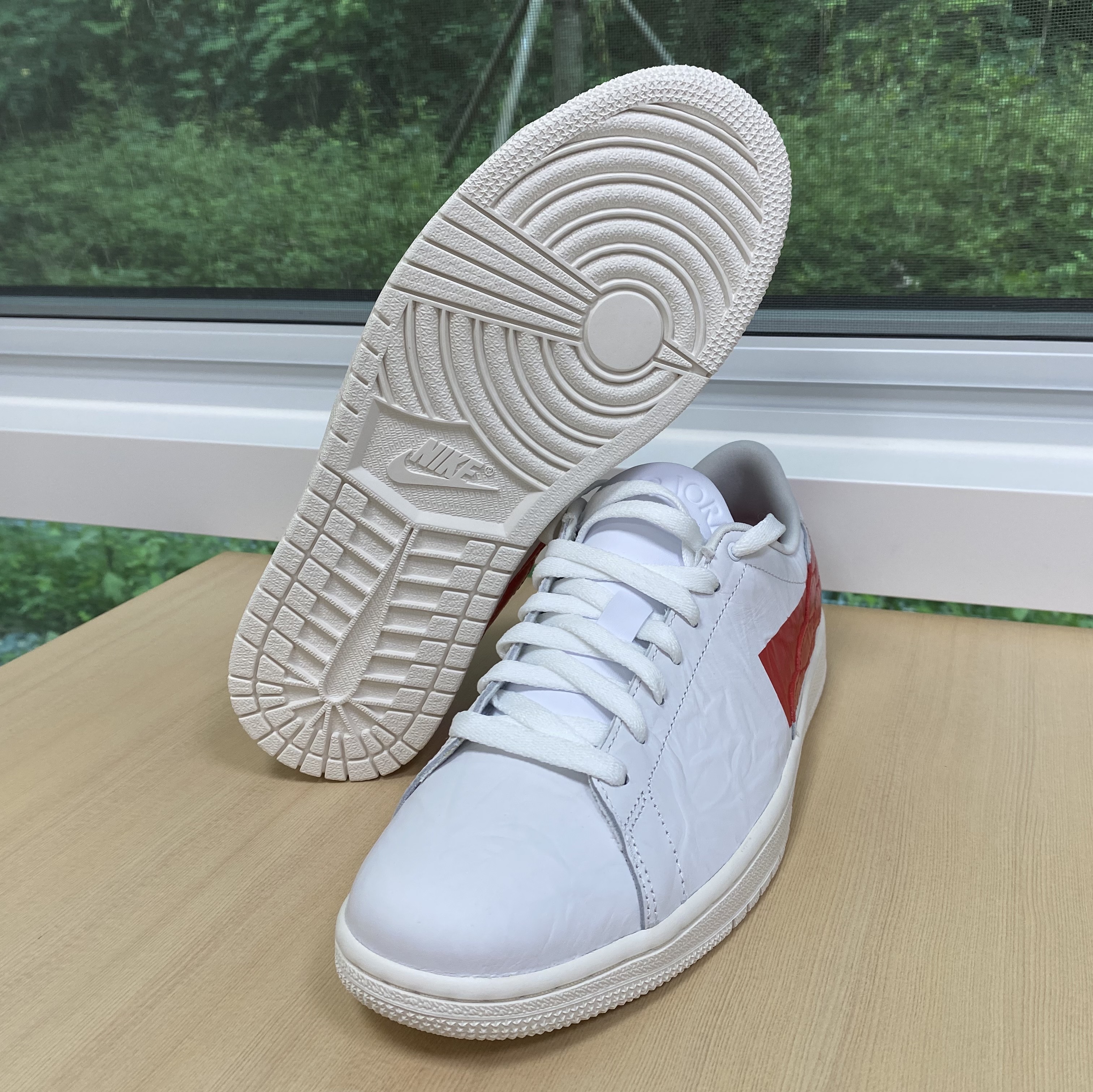 Jordan 1 Centre Court White University Red 착용 스타일 - 4