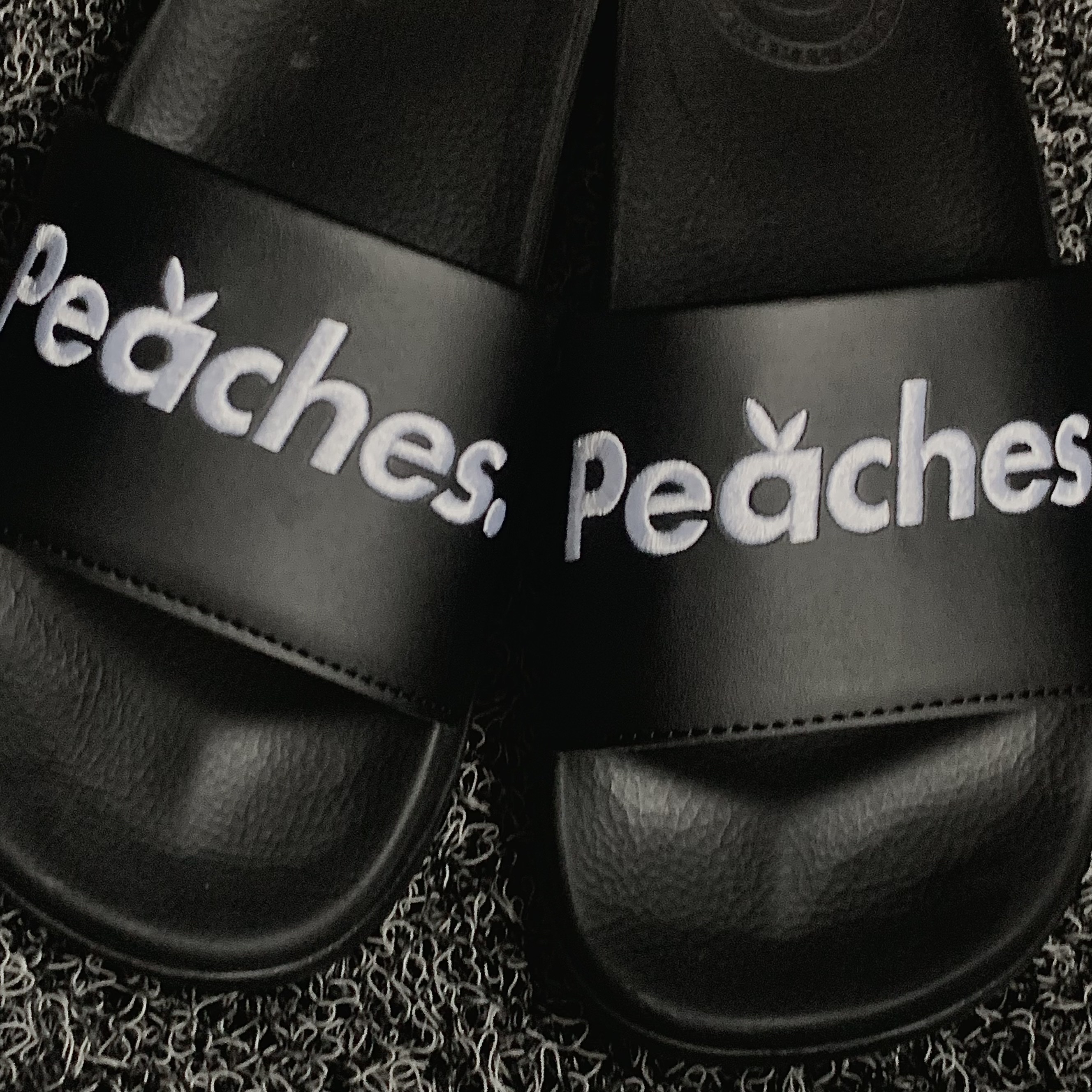 Peaches. Logo Slides Black 착용 스타일