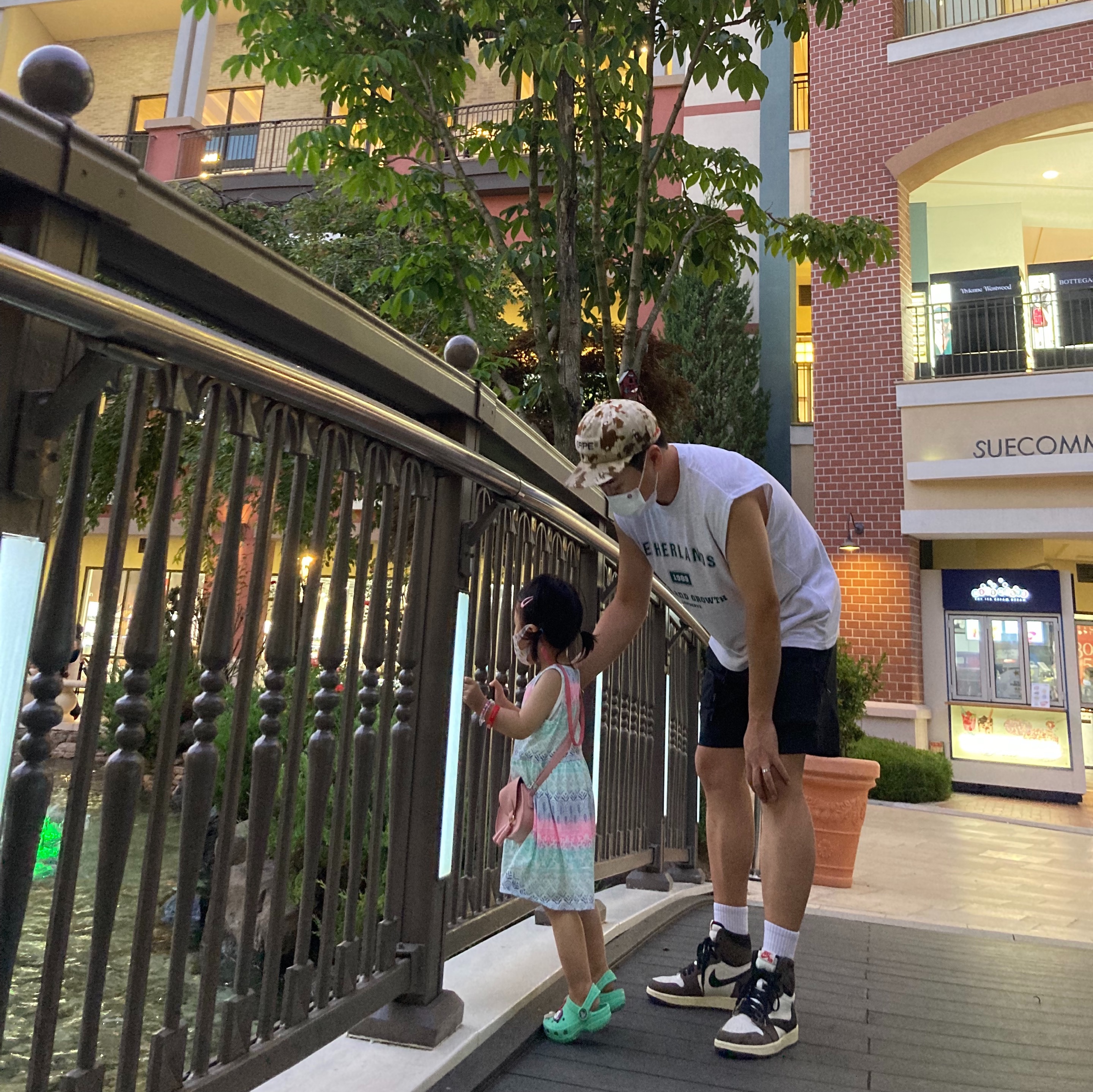 Jordan 1 x Travis Scott Retro High OG SP Mocha, Nike ACG Cargo Shorts Black - Asia 착용 스타일