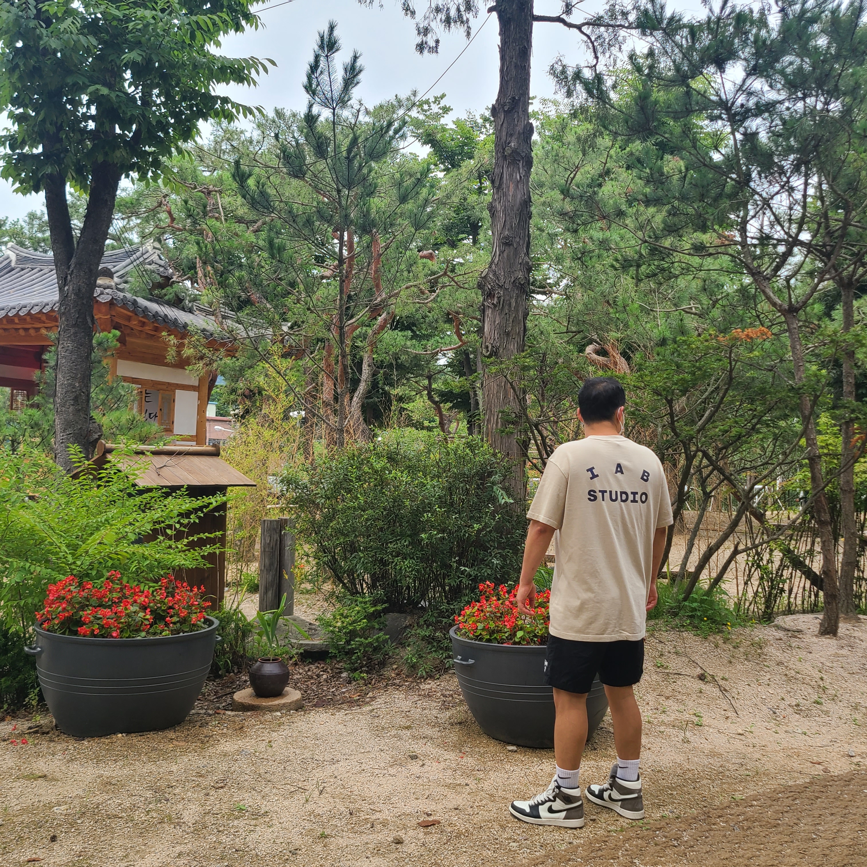 Jordan 1 Retro High OG Black Mocha, IAB Studio Pigment T-Shirt Oatmeal 착용 스타일 - 2