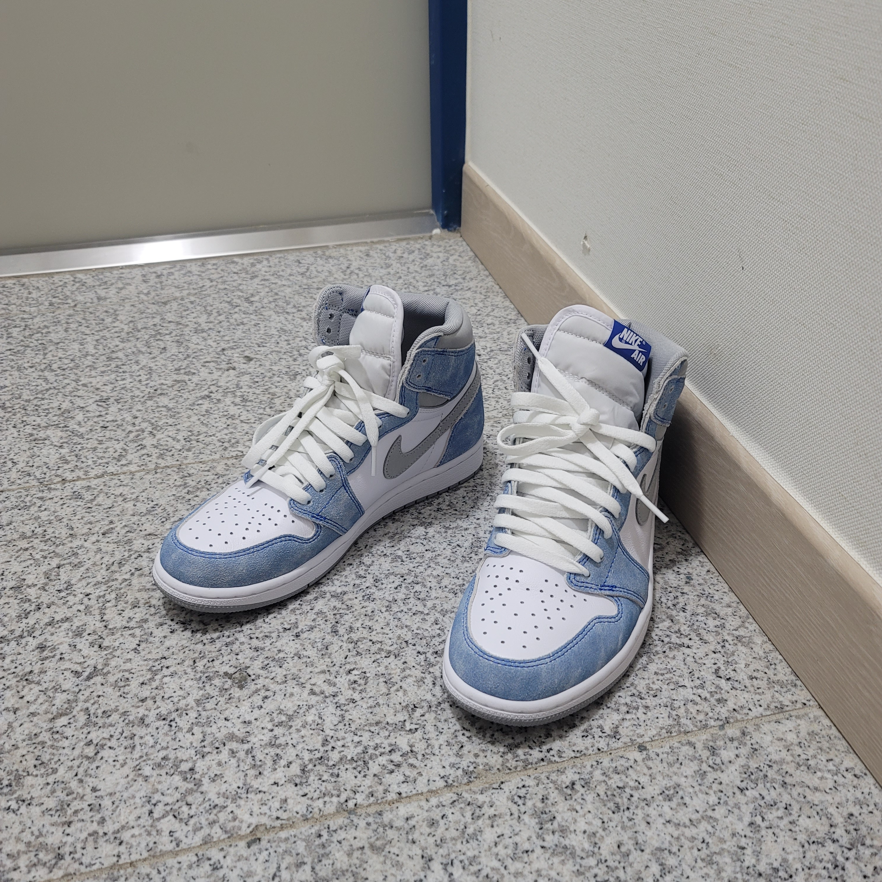Jordan 1 Retro High OG Hyper Royal 착용 스타일
