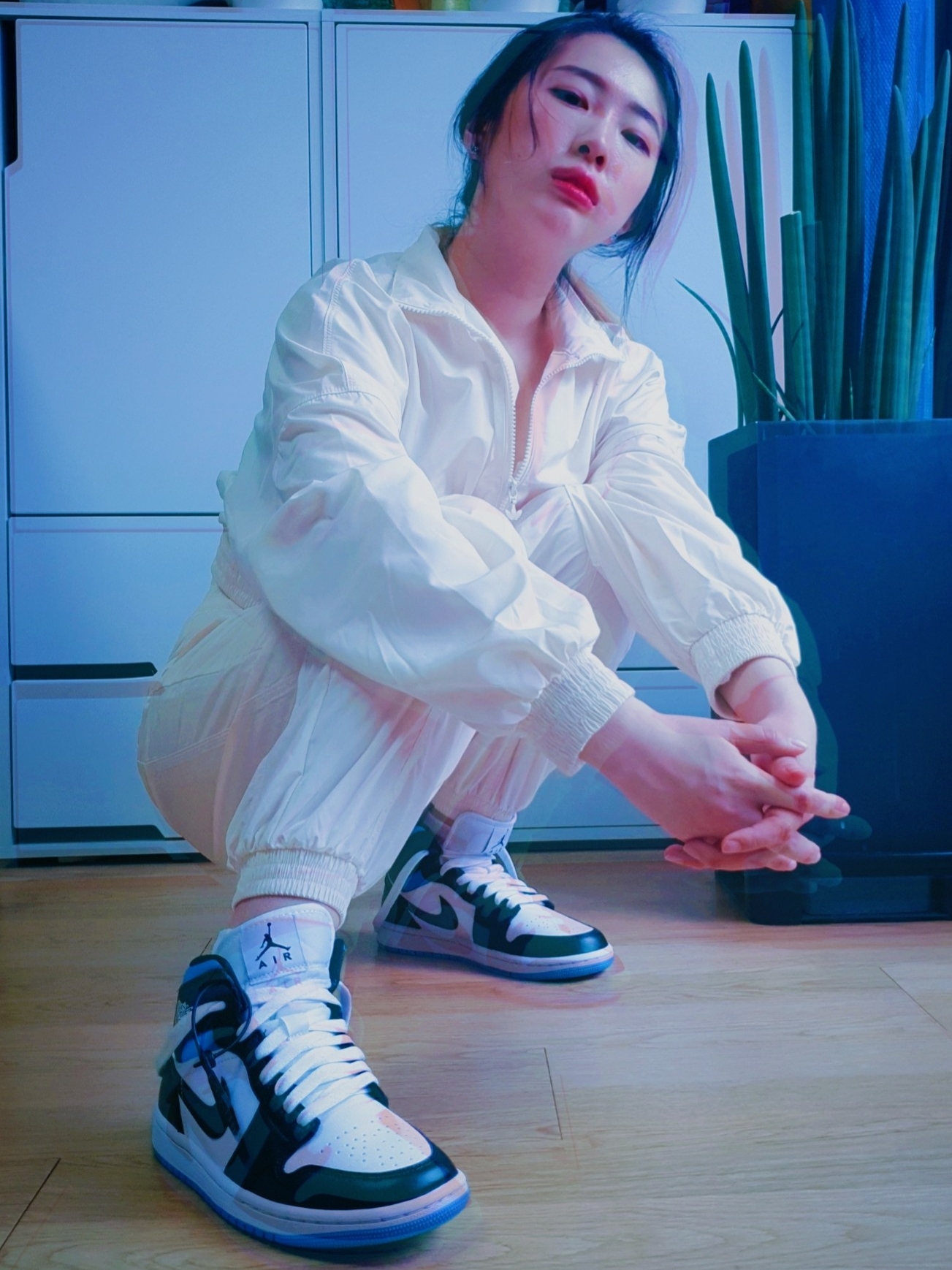 (W) Jordan 1 Mid White Black University Blue 착용 스타일 - 1