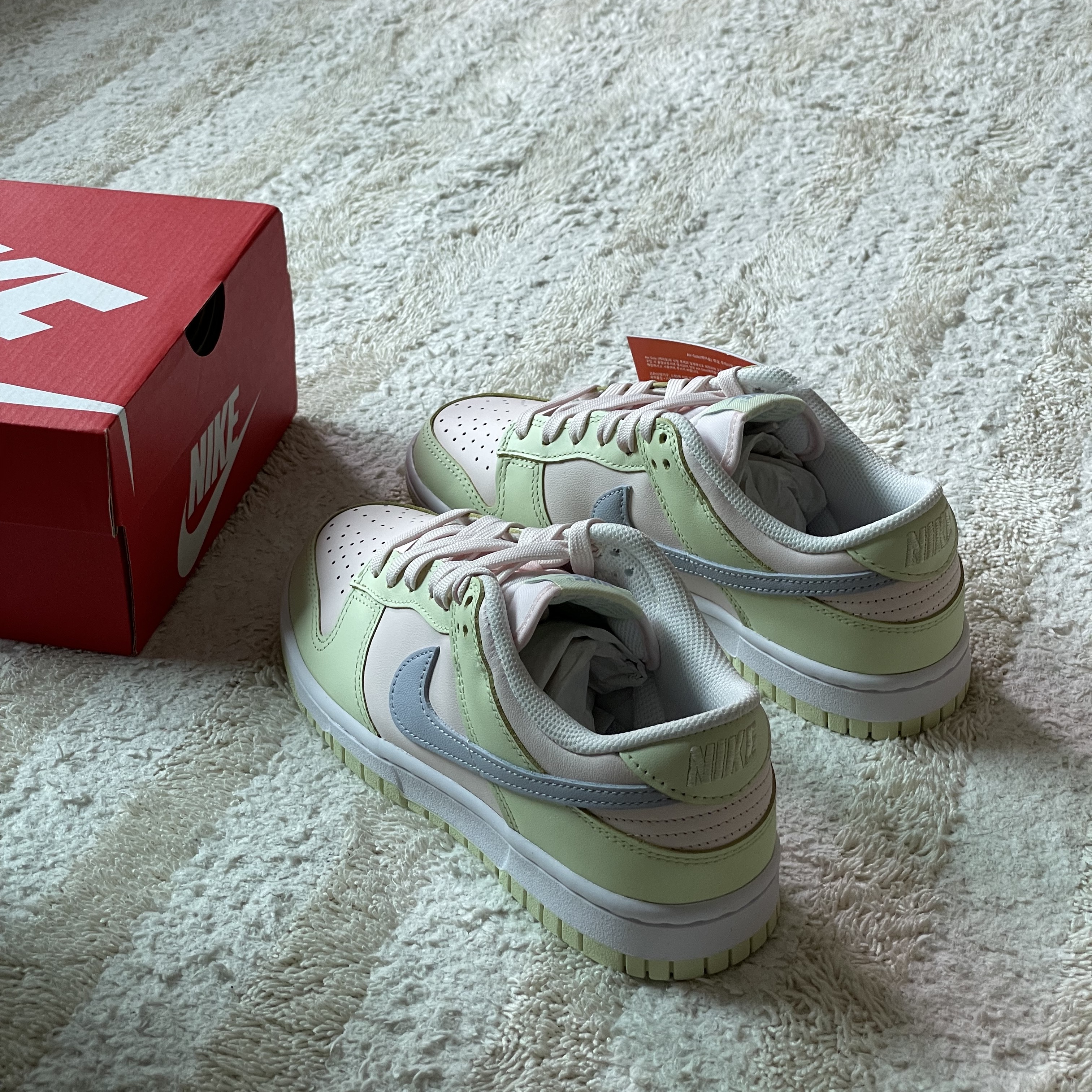 (W) Nike Dunk Low Light Soft Pink 착용 스타일 - 1