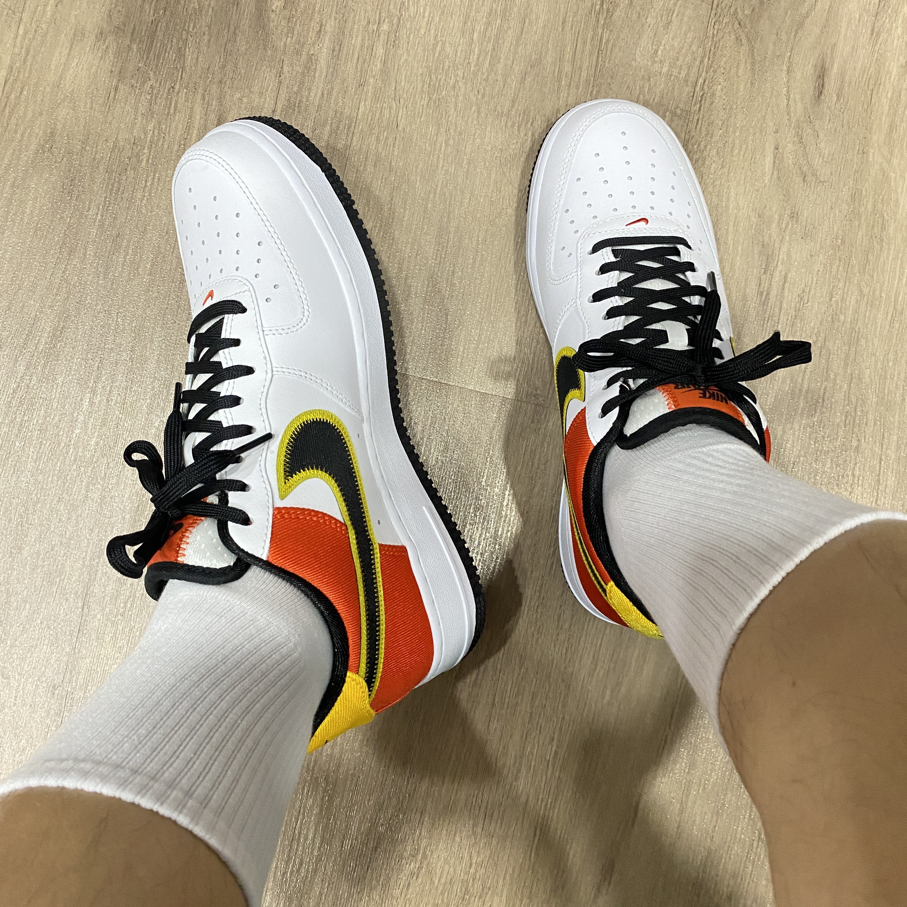 Nike Air Force 1 '07 LV8 Rayguns 착용 스타일