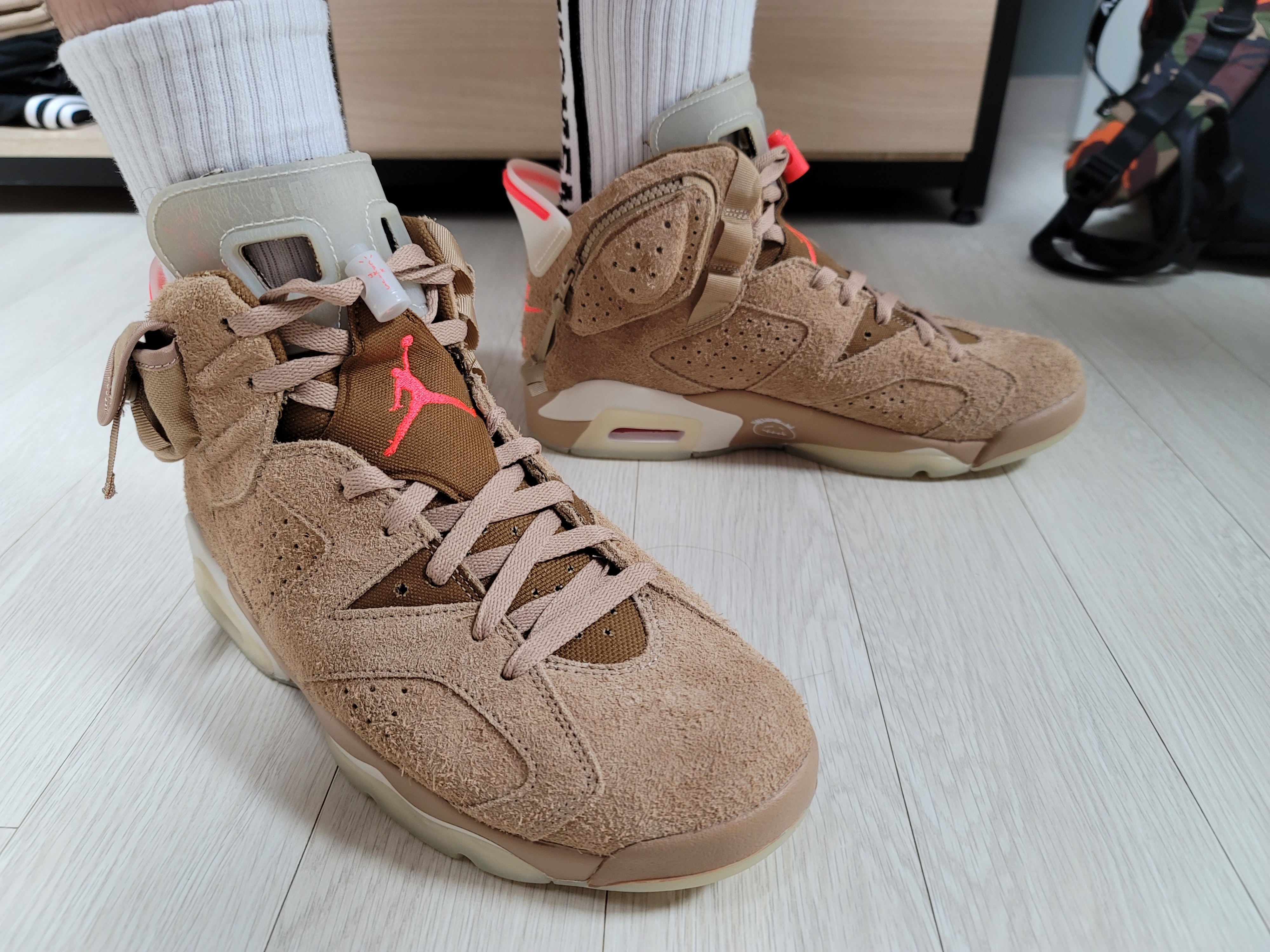 Jordan 6 x Travis Scott Retro SP British Khaki 착용 스타일 - 3