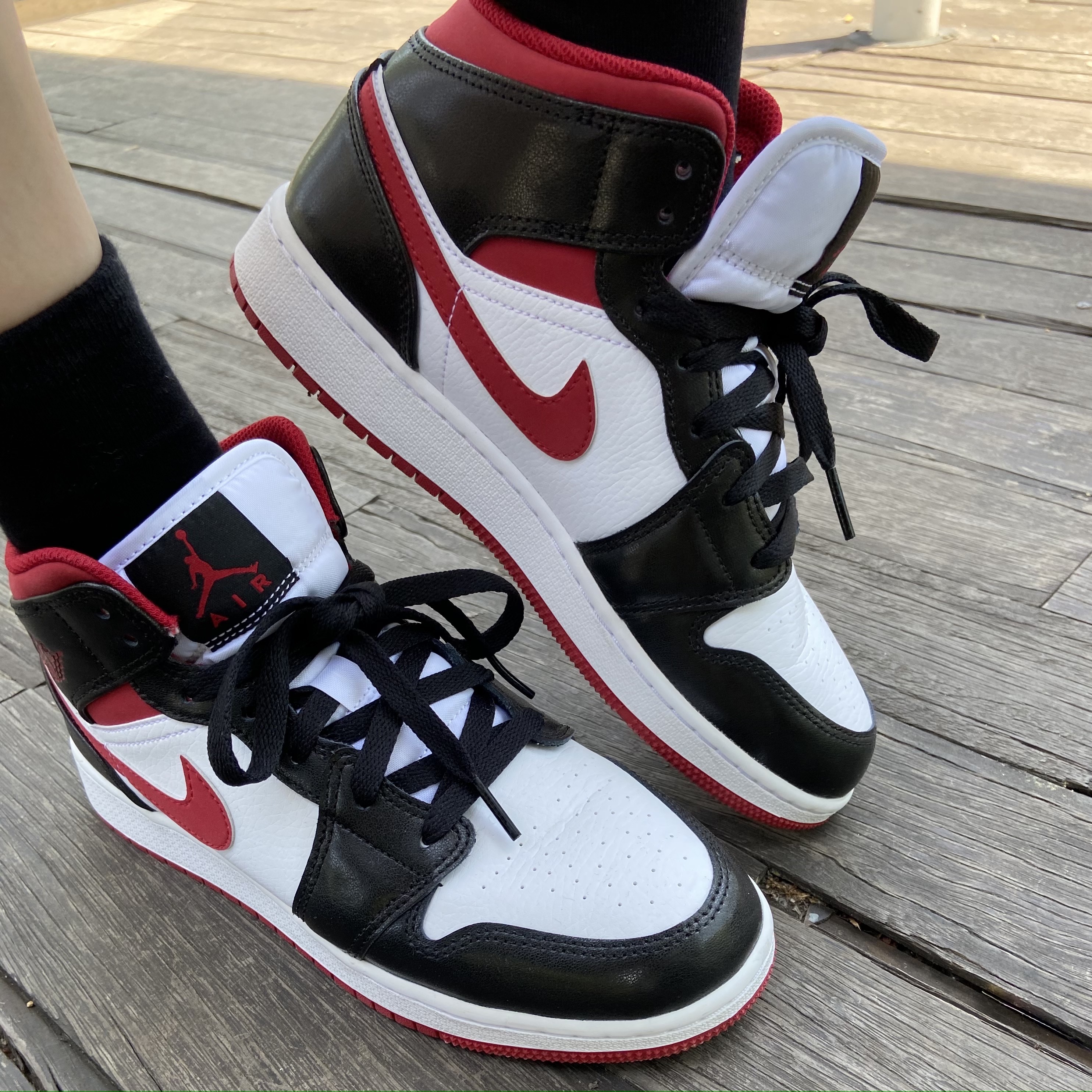 Jordan 1 Mid Gym Red Black White 착용 스타일 - 3