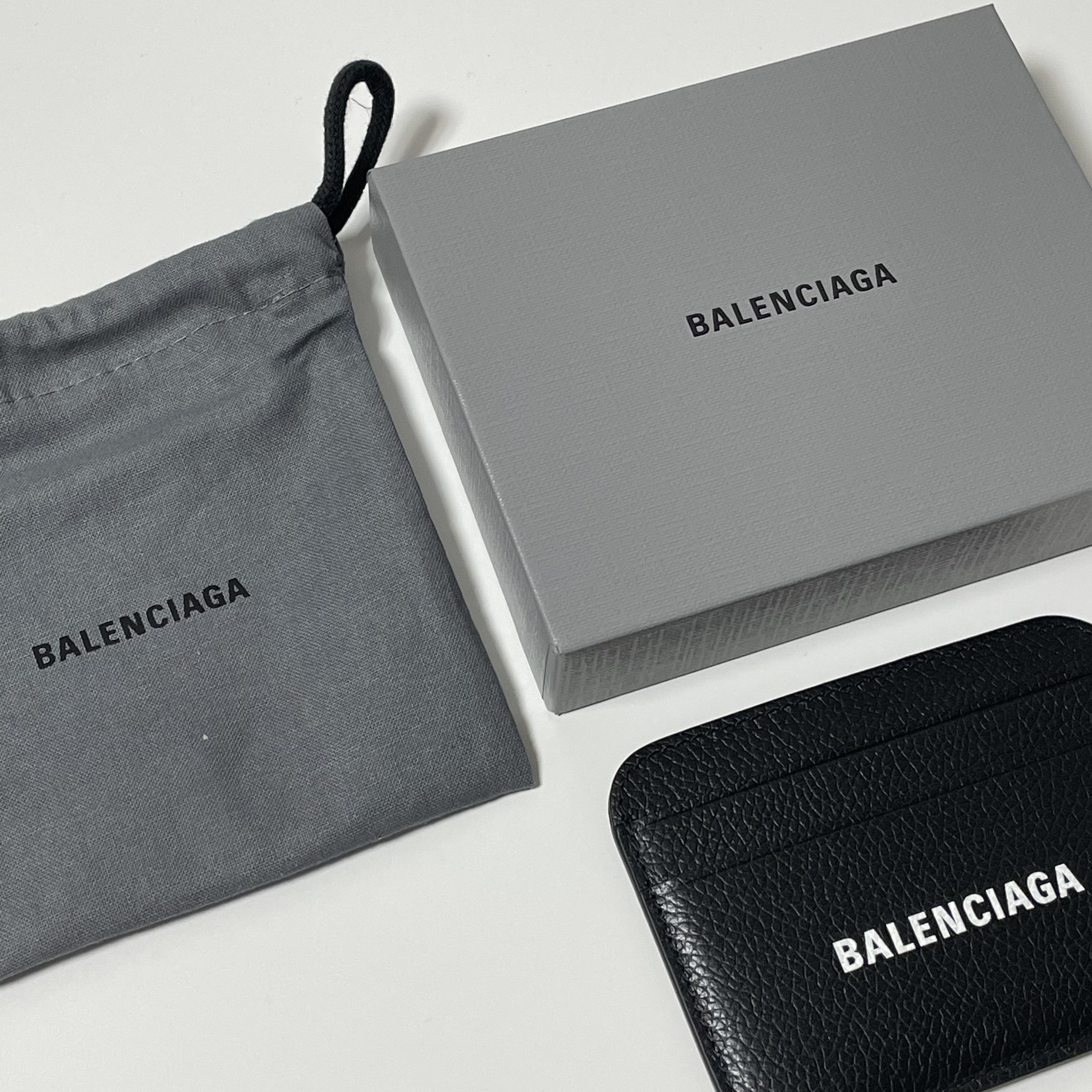 Balenciaga Grainy Leather Cash Card Holder Black 착용 스타일