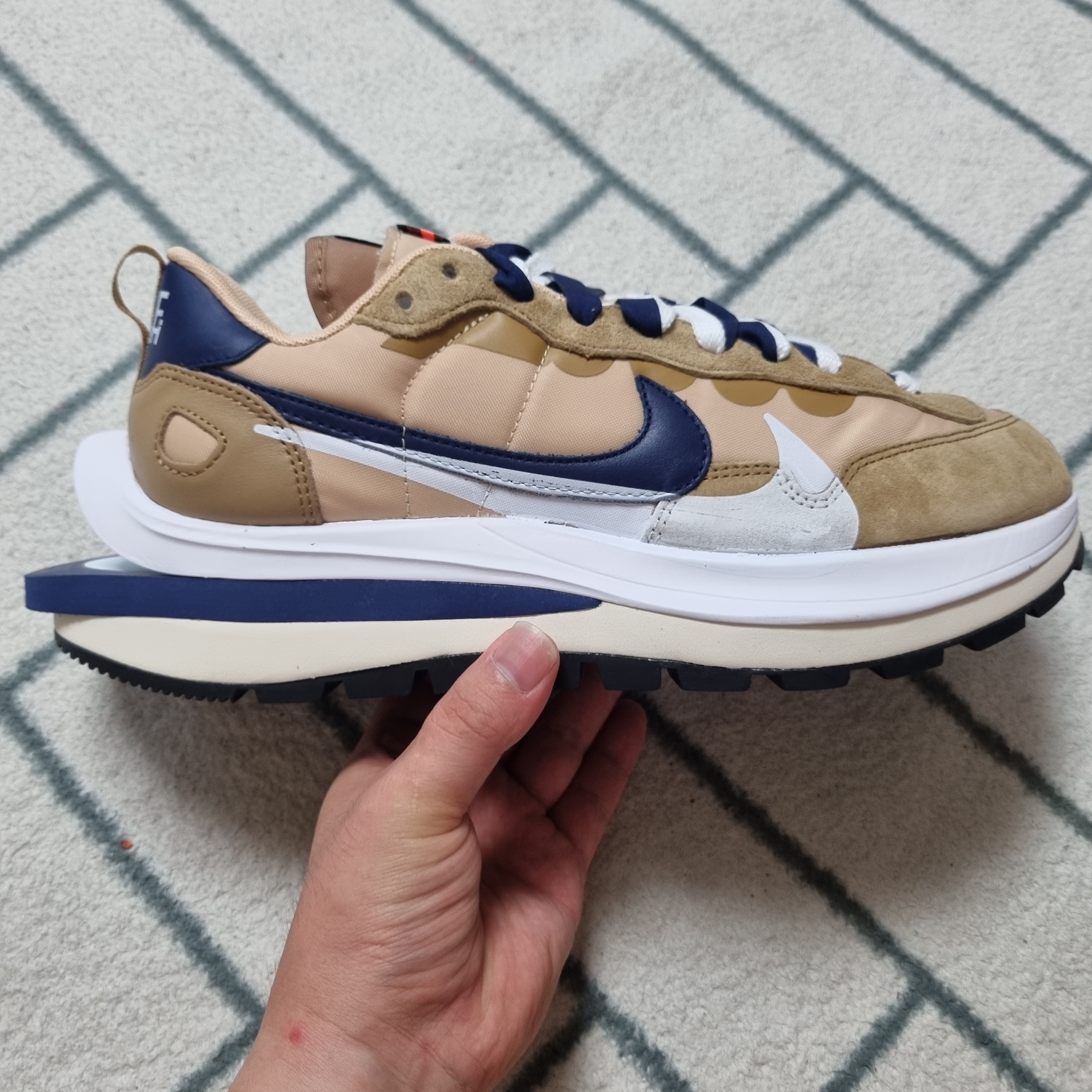 Nike x Sacai VaporWaffle Sesame and Blue Void 착용 스타일 - 2