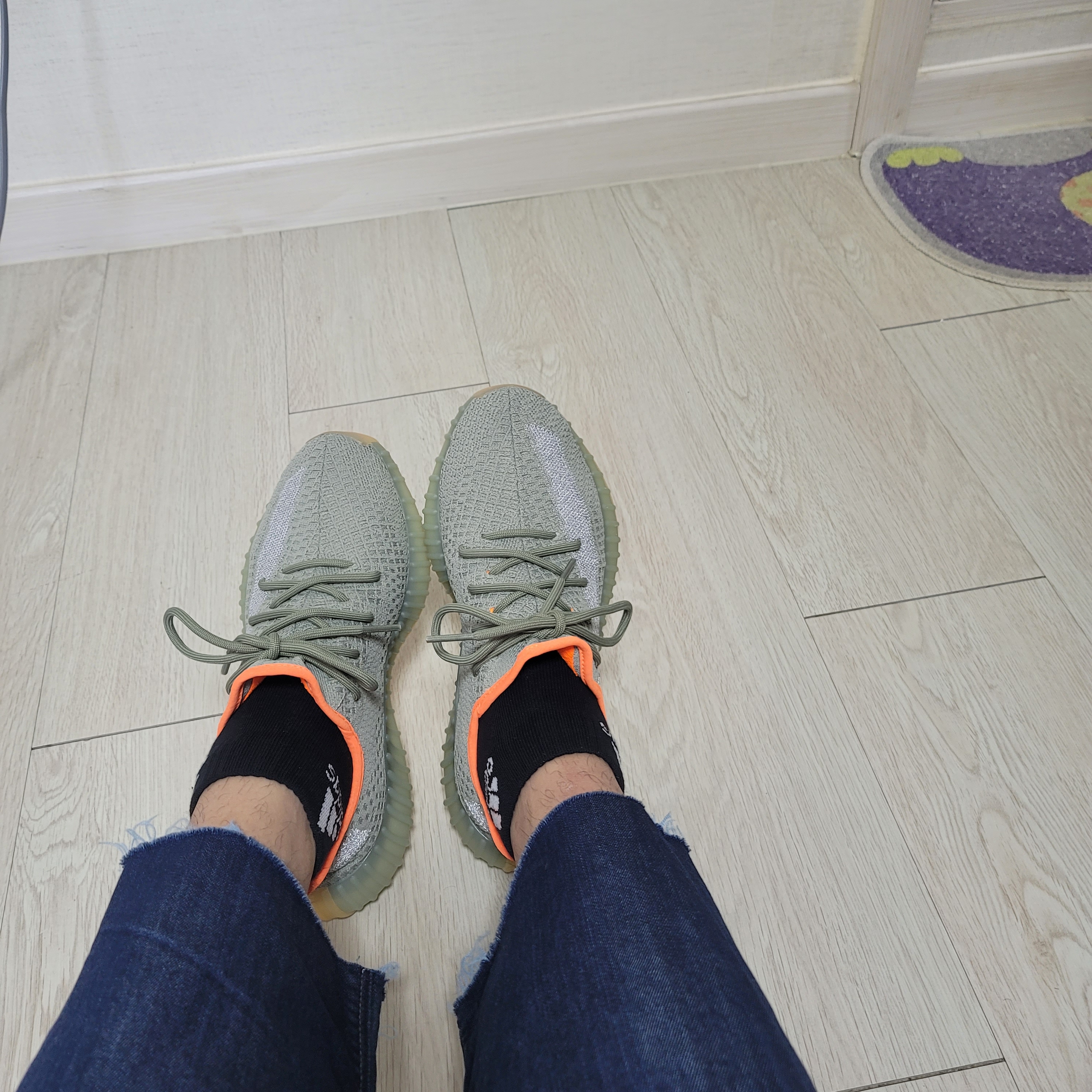 Adidas Yeezy Boost 350 V2 Desert Sage 착용 스타일