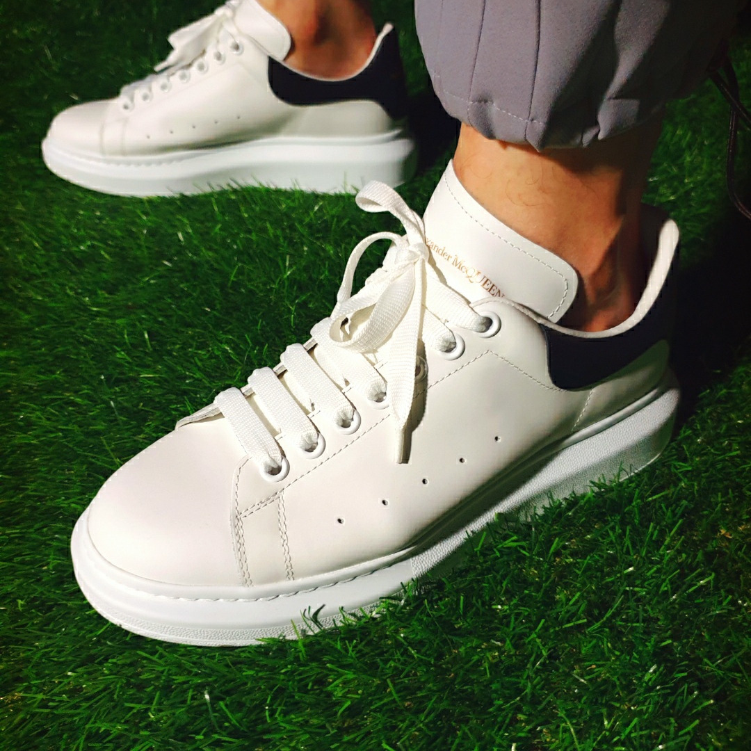 Alexander McQueen Oversized Sneakers White Black 착용 스타일 - 4