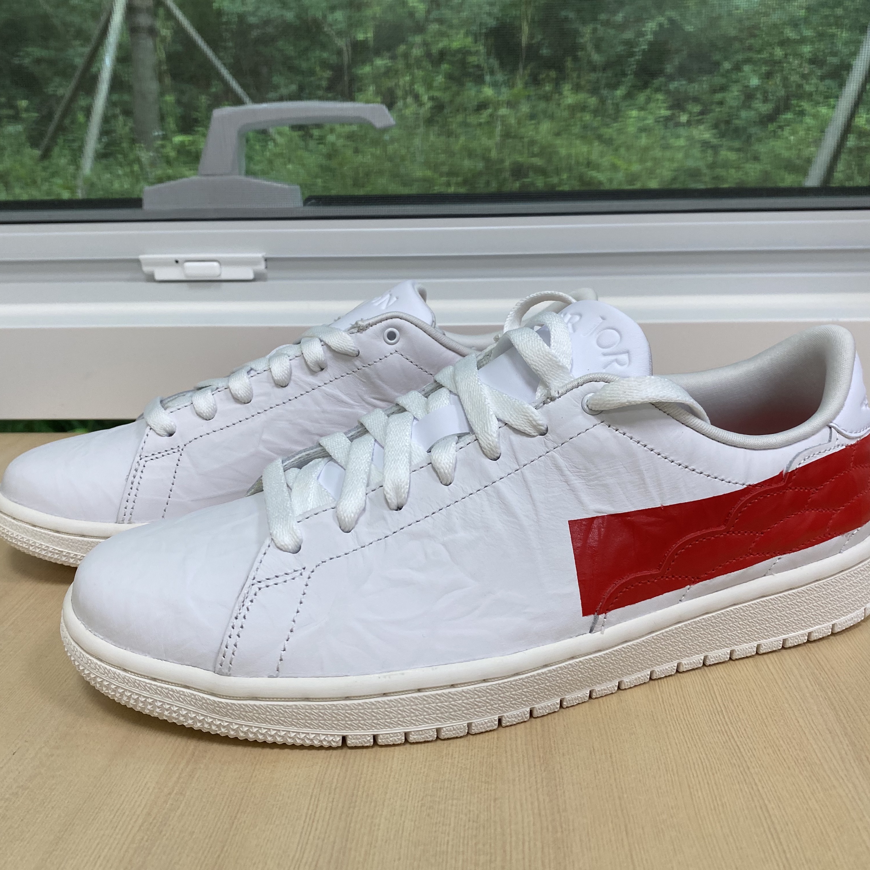 Jordan 1 Centre Court White University Red 착용 스타일 - 1