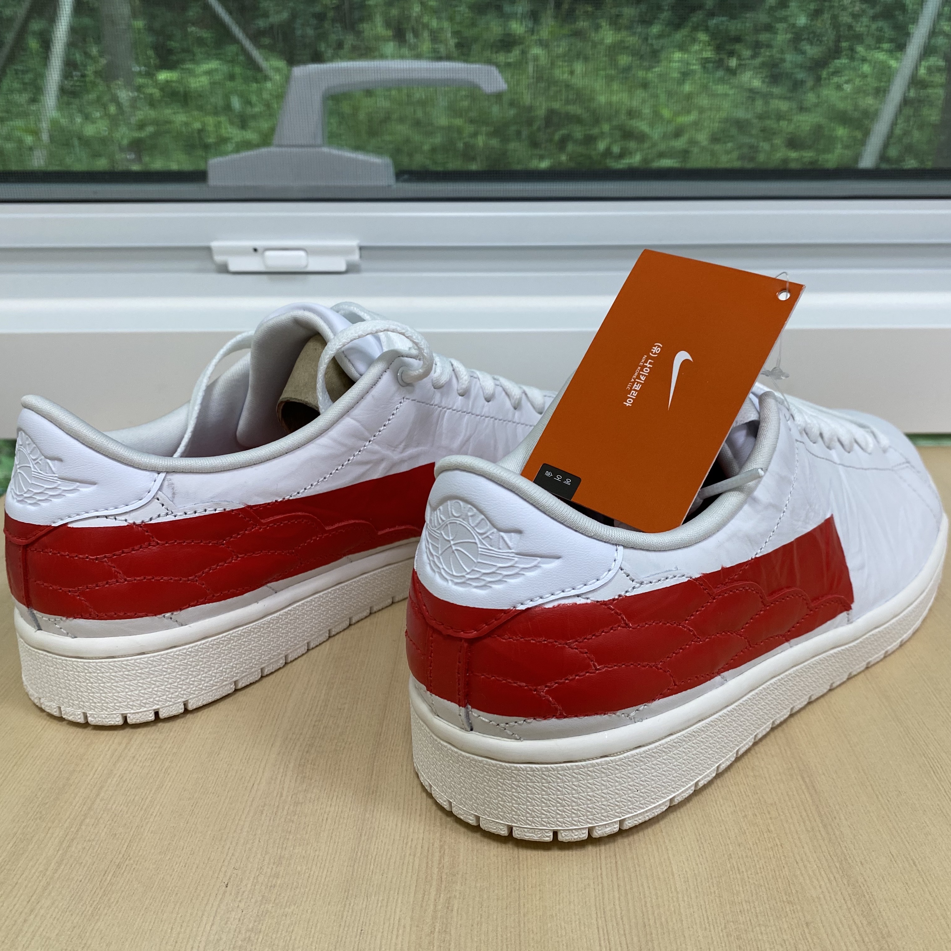 Jordan 1 Centre Court White University Red 착용 스타일 - 3