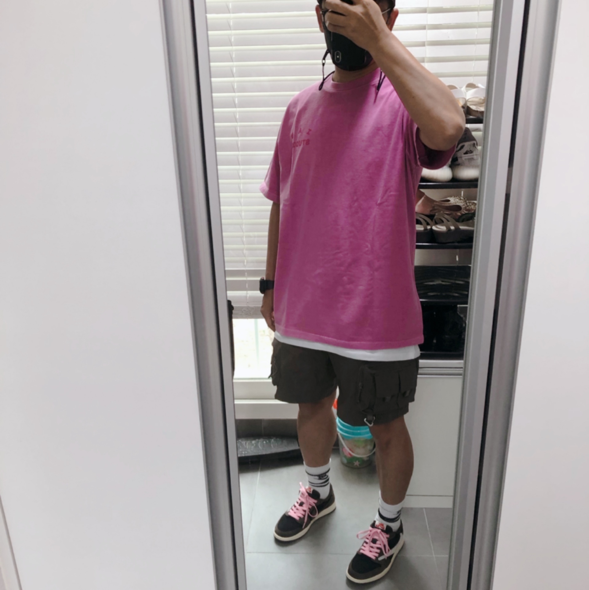 IAB Studio Pigment T-Shirt Magenta, Jordan 1 x Travis Scott Retro Low OG SP Mocha 착용 스타일 - 1
