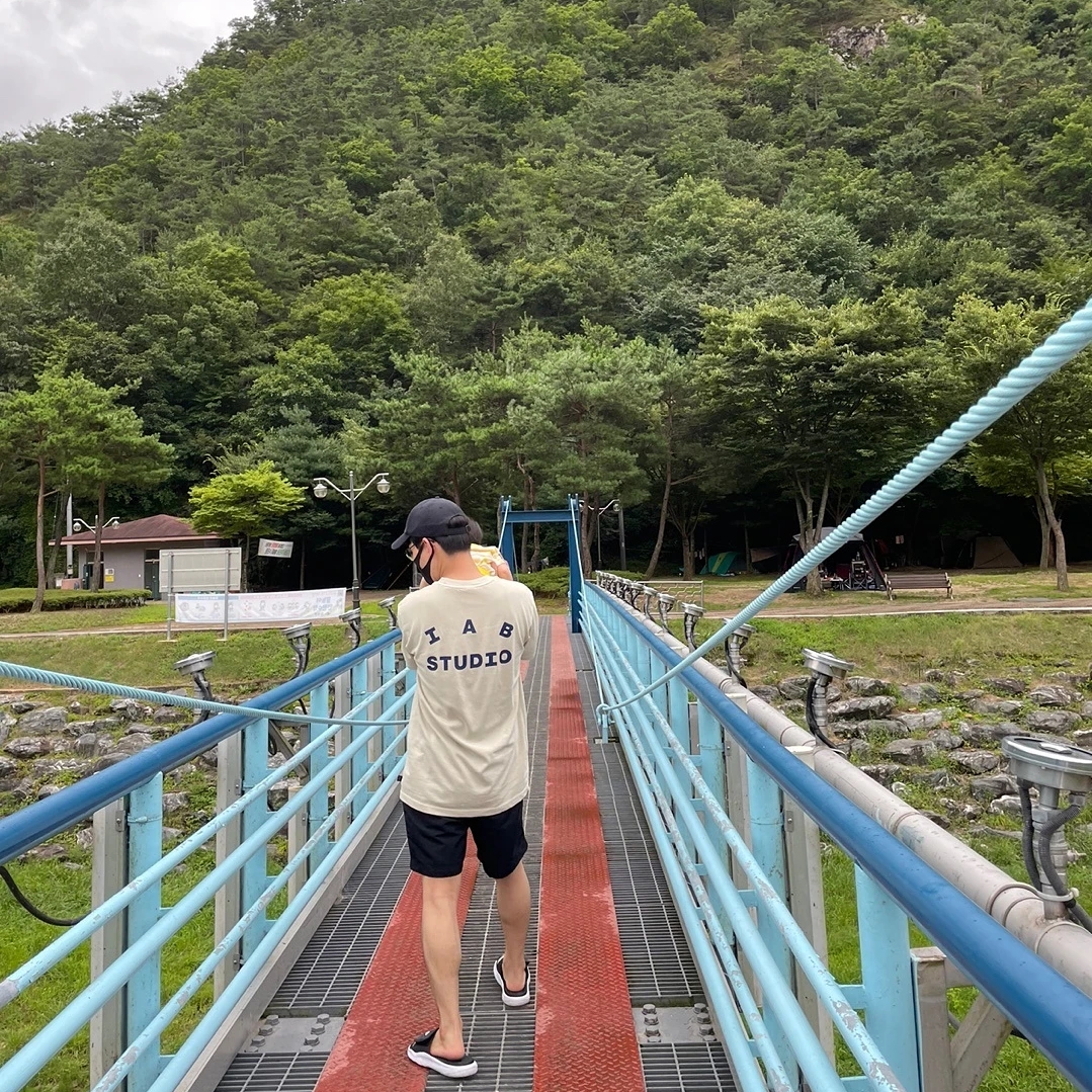 IAB Studio Pigment T-Shirt Oatmeal, Nike NRG Solo Swoosh Shorts Black - Asia 착용 스타일 - 1