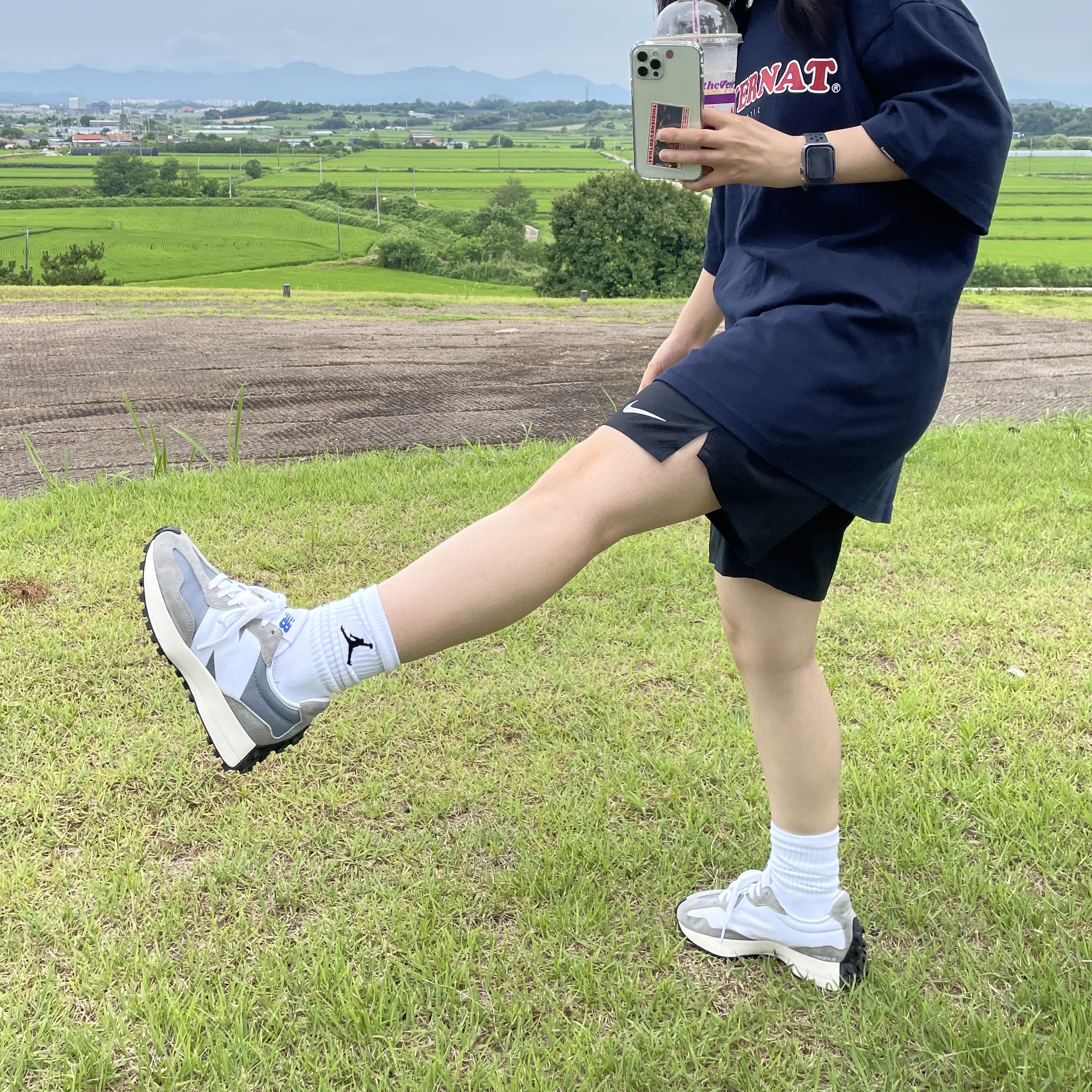New Balance 327 Grey 착용 스타일