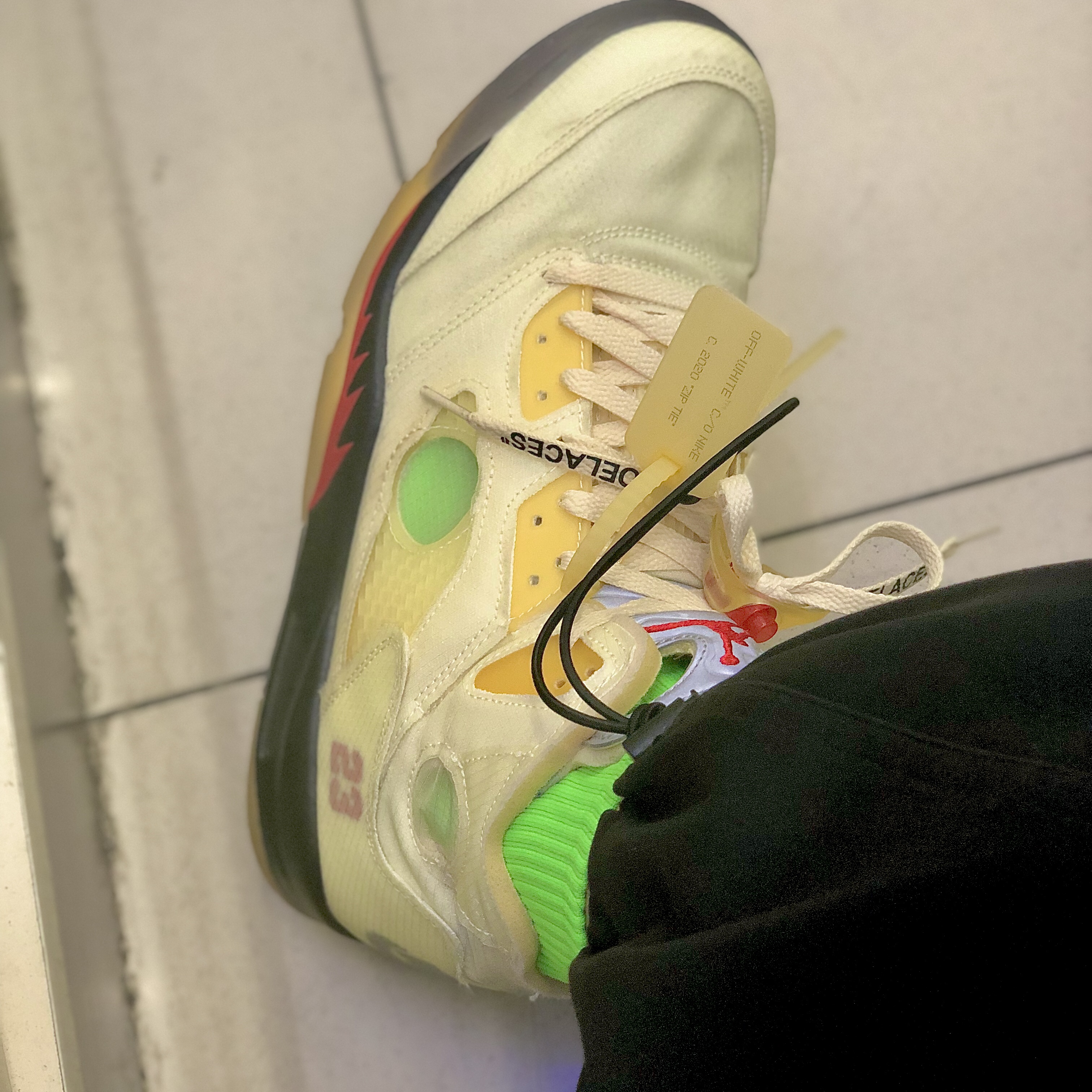 Jordan 5 x Off-White Retro SP Sail Fire Red 착용 스타일