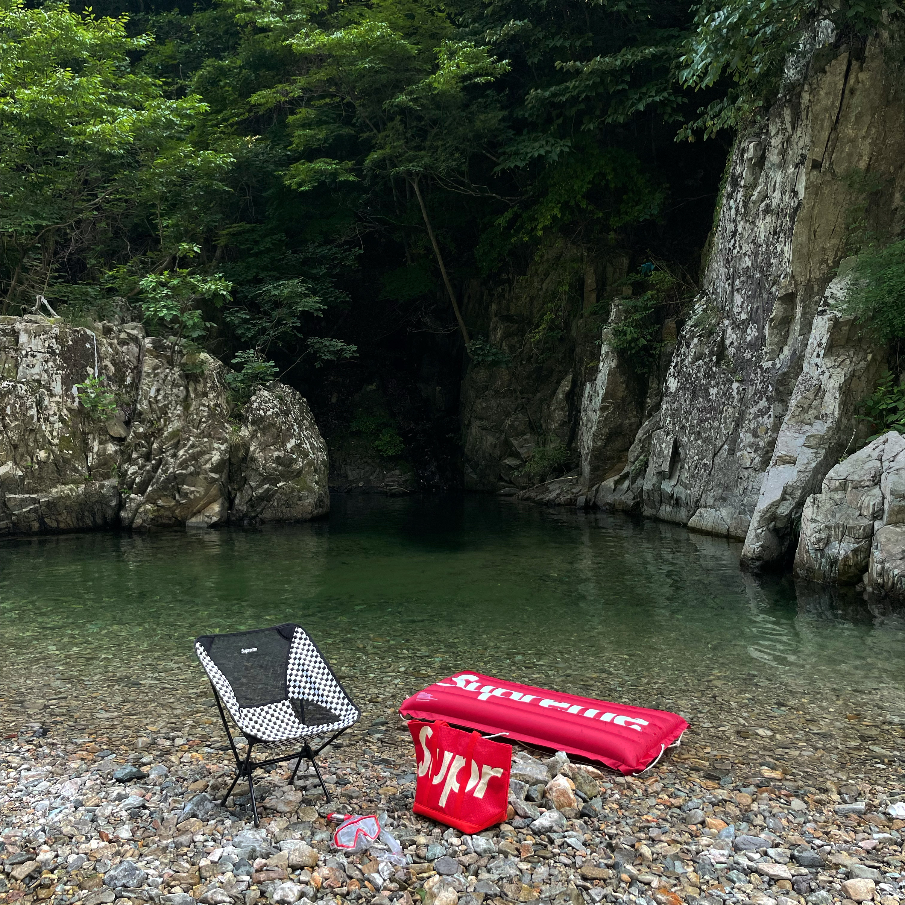 Supreme Raffia Tote Red - 20SS, Supreme x Cressi Snorkel Set Red - 19SS 착용 스타일