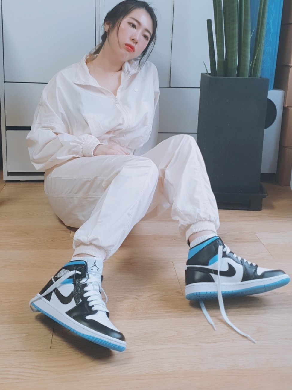 (W) Jordan 1 Mid White Black University Blue 착용 스타일 - 2