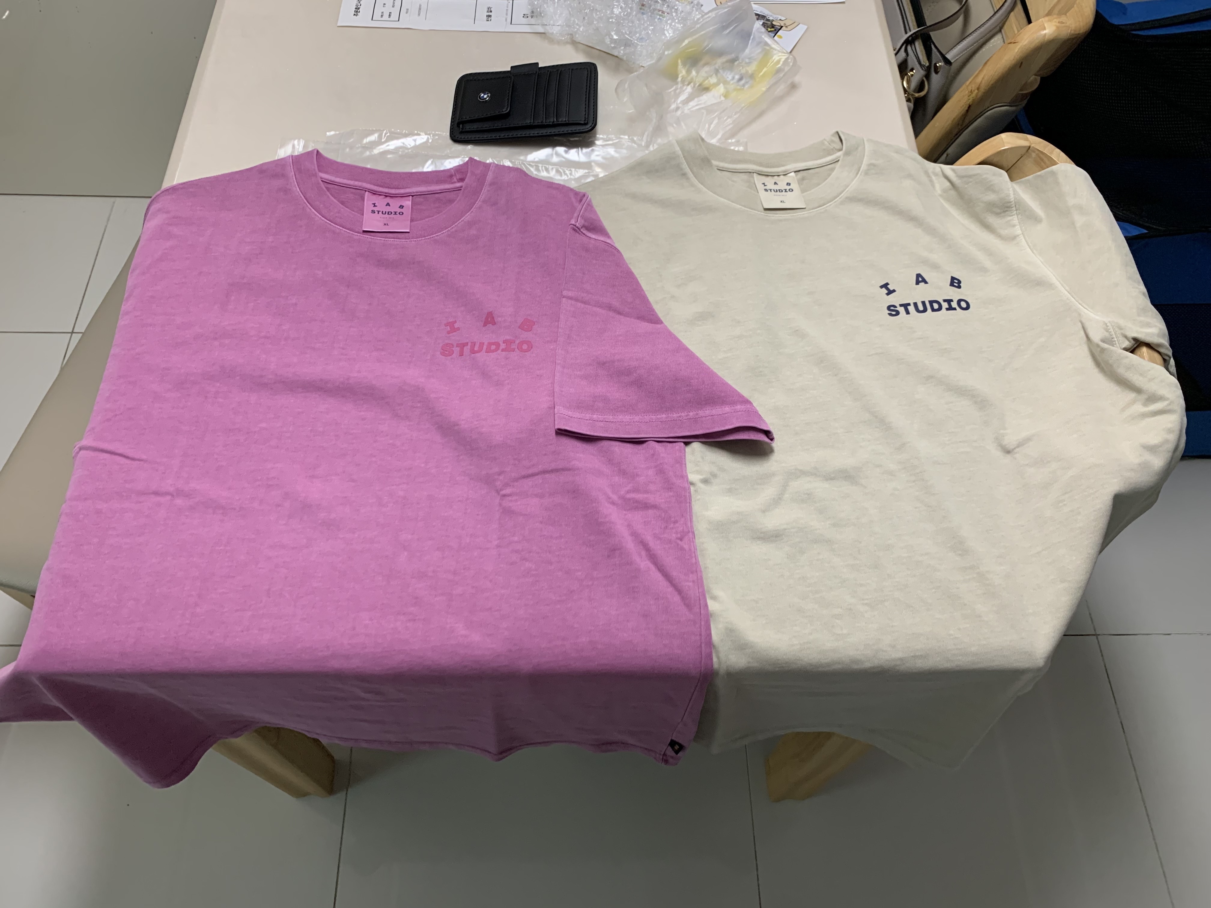 IAB Studio Pigment T-Shirt Oatmeal, IAB Studio Pigment T-Shirt Magenta 착용 스타일 - 1
