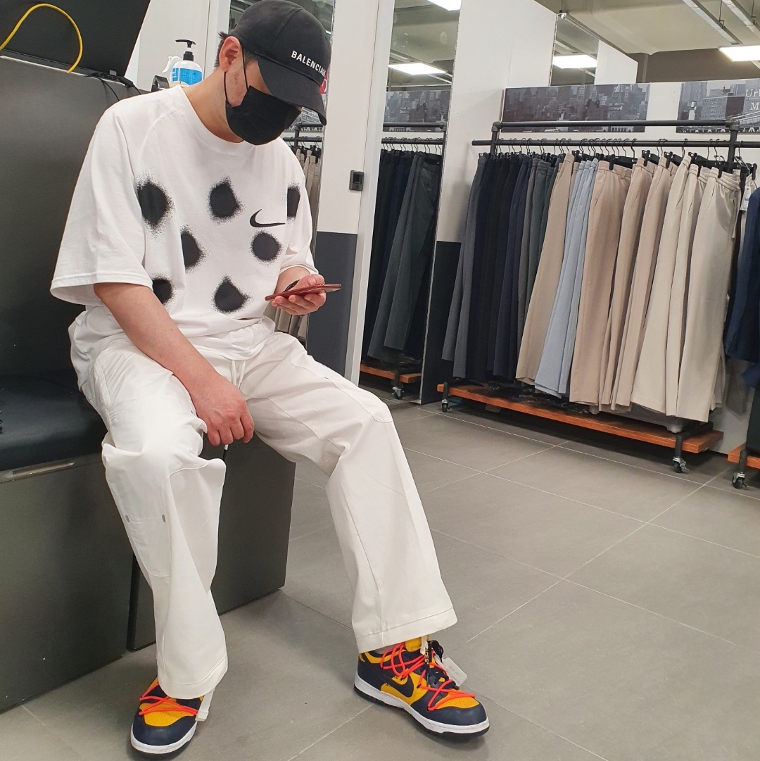 Nike x Off-White NRG Pants White, Nike x Off-White Dunk Low University Gold Midnight Navy 착용 스타일 - 2