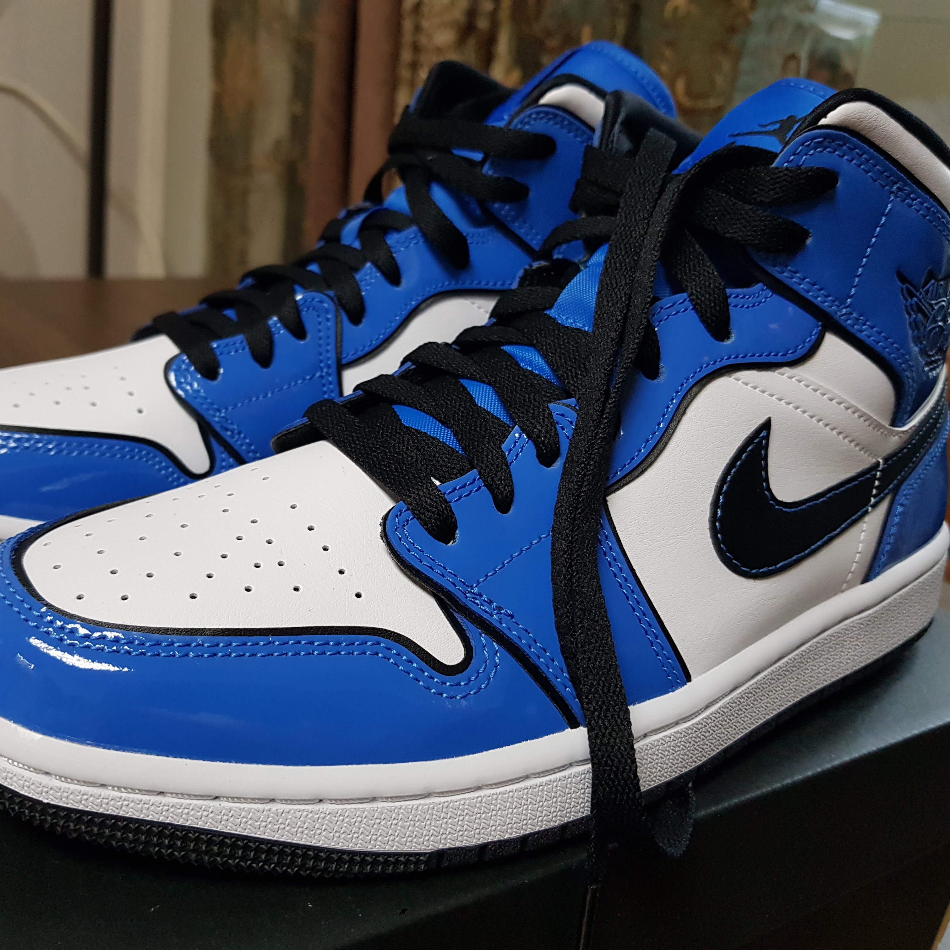 Jordan 1 Mid SE Signal Blue 착용 스타일