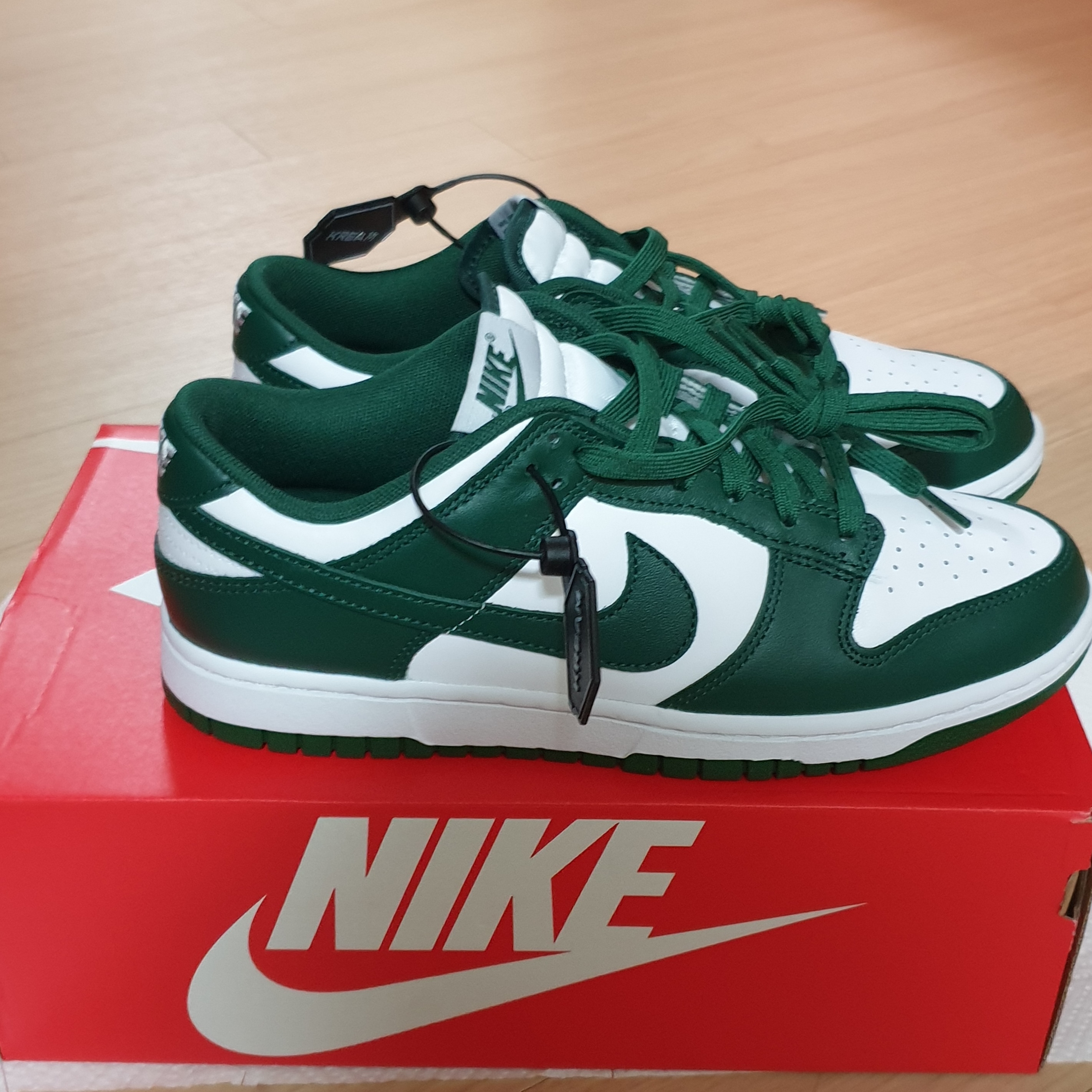 Nike Dunk Low Retro Varsity Green 착용 스타일