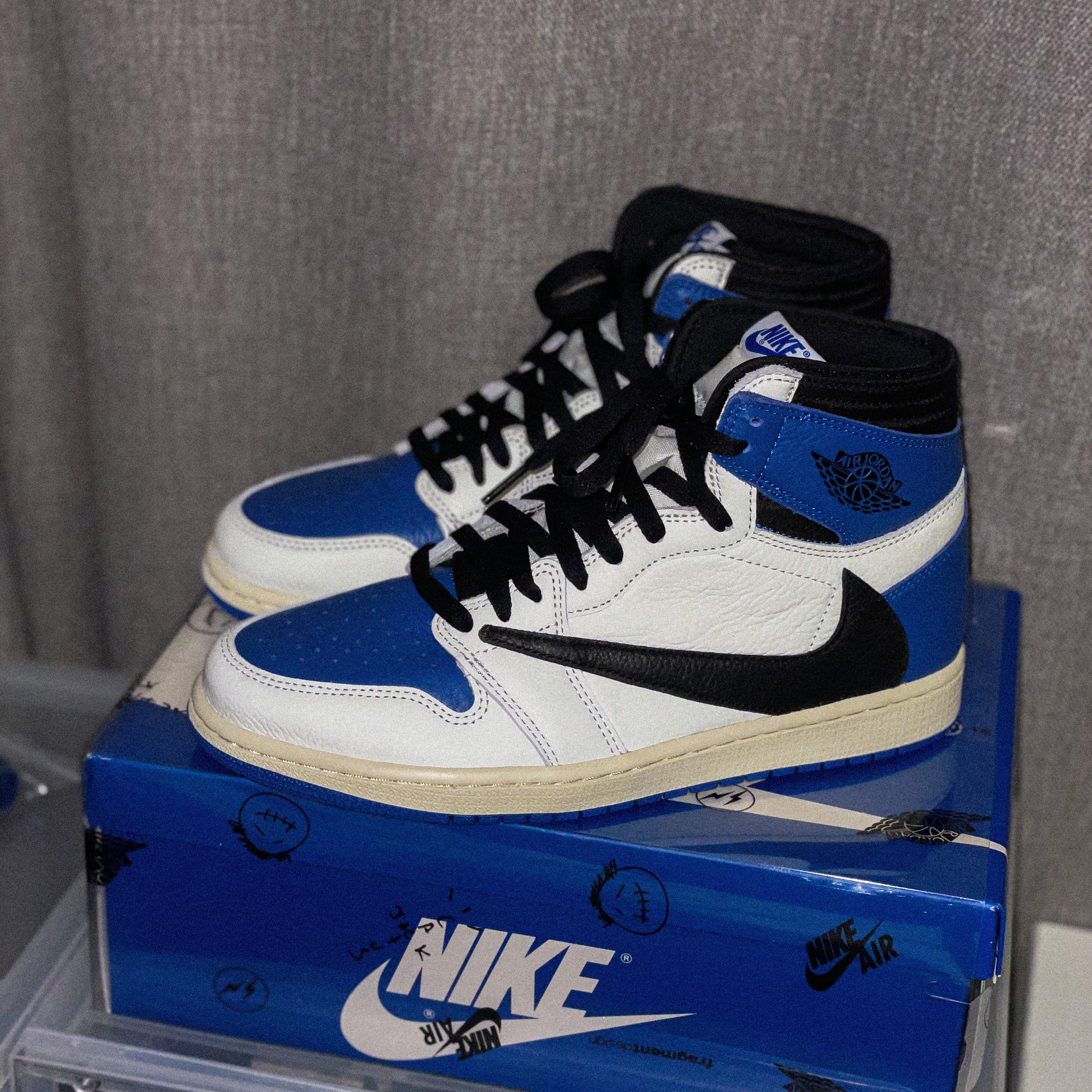 Jordan 1 x Travis Scott x Fragment Retro High OG SP Military Blue 착용 스타일 - 1