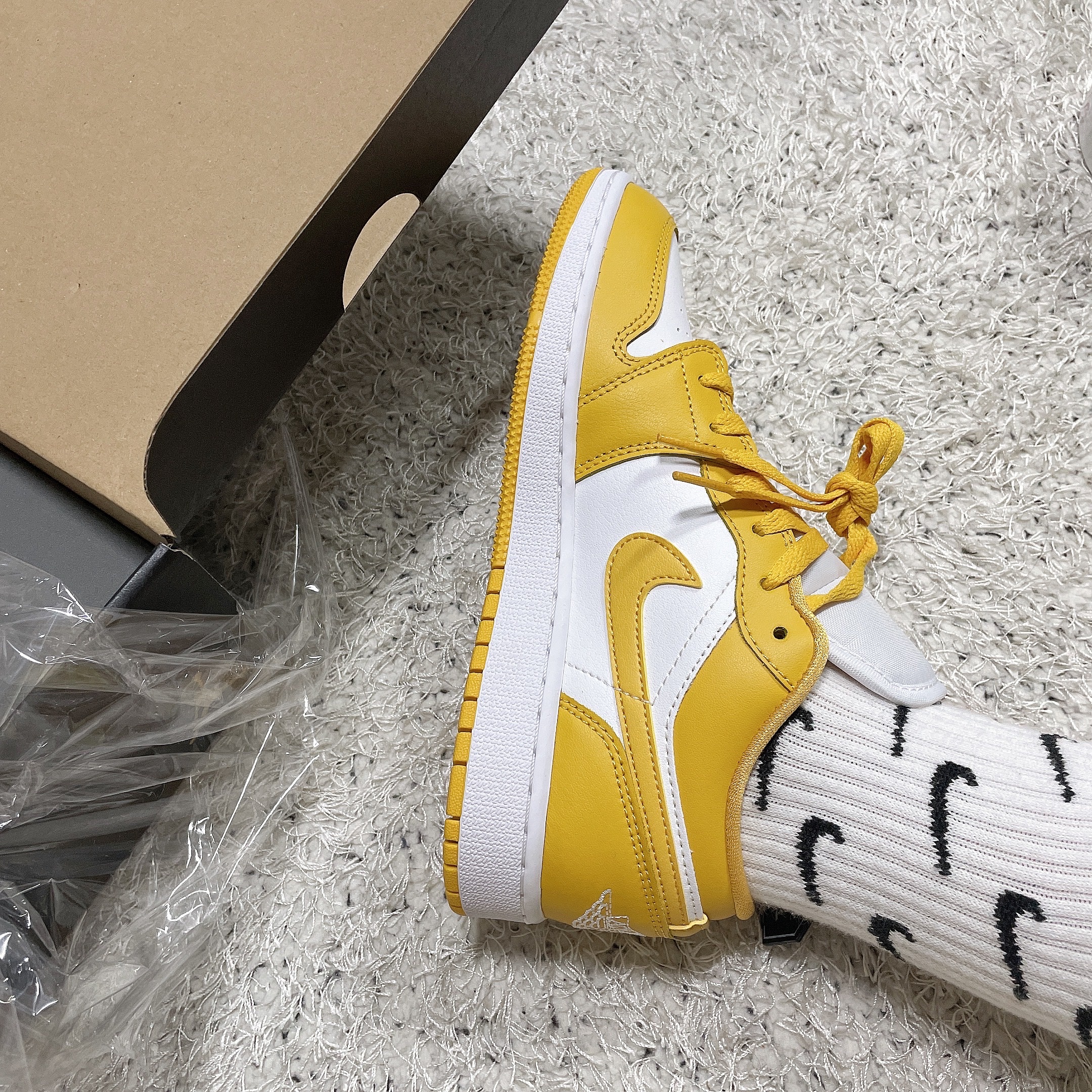 Jordan 1 Low Pollen, (GS) Jordan 1 Low Pollen 착용 스타일 - 1