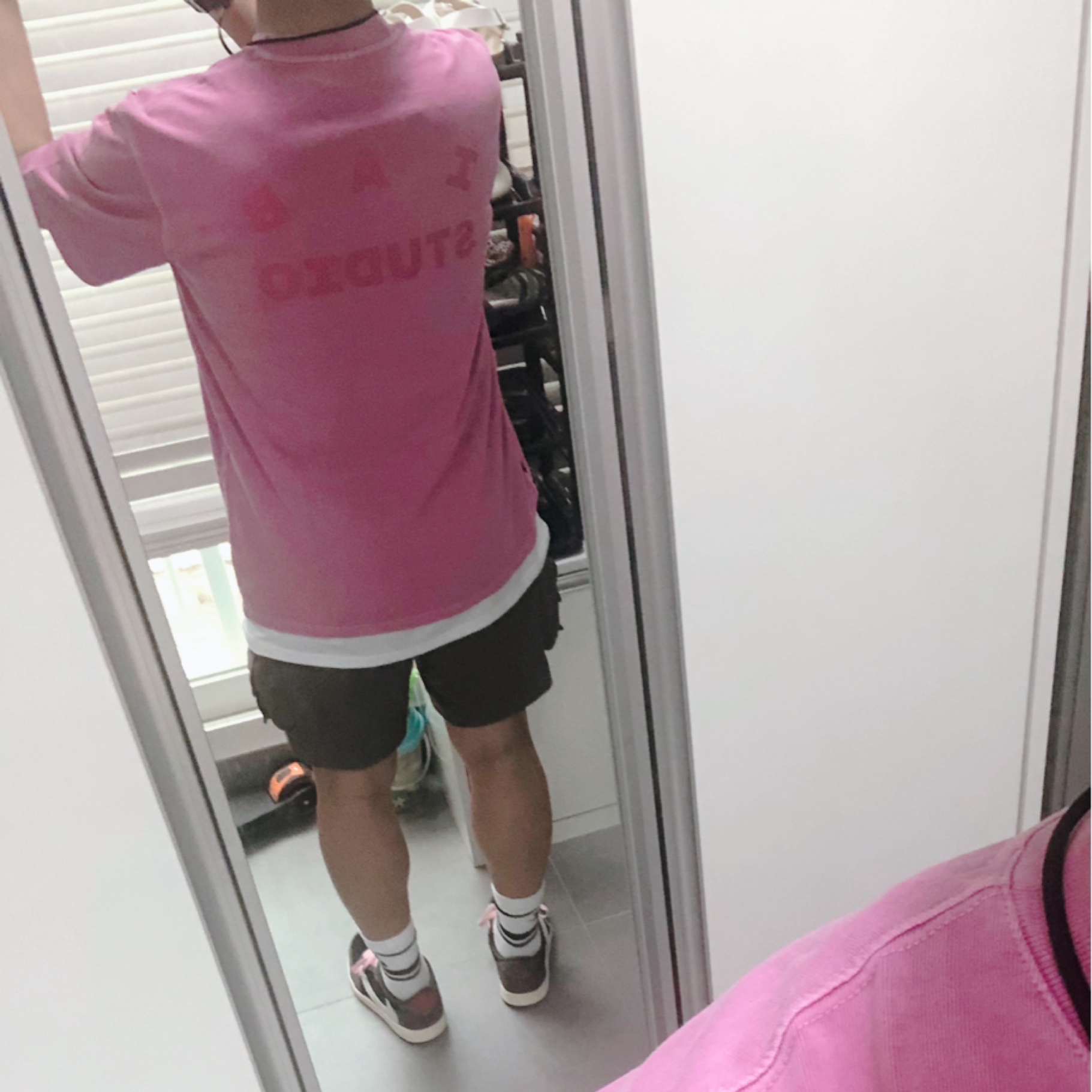 IAB Studio Pigment T-Shirt Magenta, Jordan 1 x Travis Scott Retro Low OG SP Mocha 착용 스타일 - 2