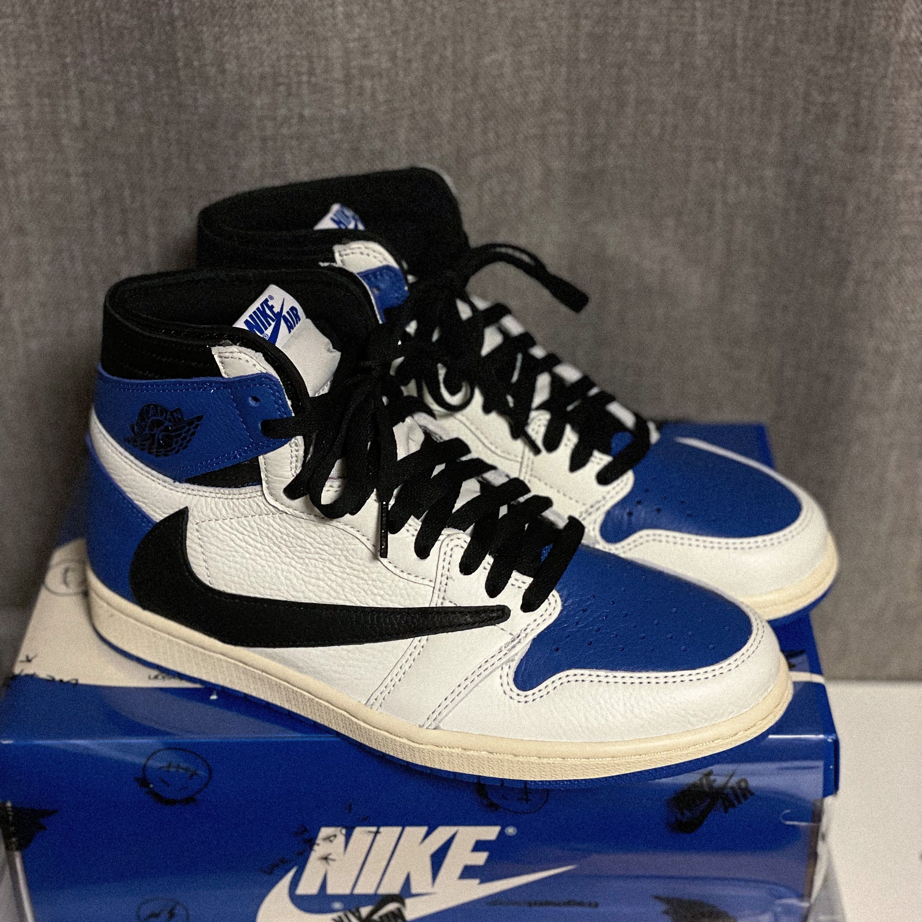 Jordan 1 x Travis Scott x Fragment Retro High OG SP Military Blue 착용 스타일 - 3