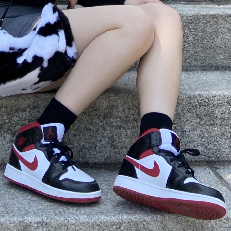 Jordan 1 Mid Gym Red Black White 착용 스타일 - 2