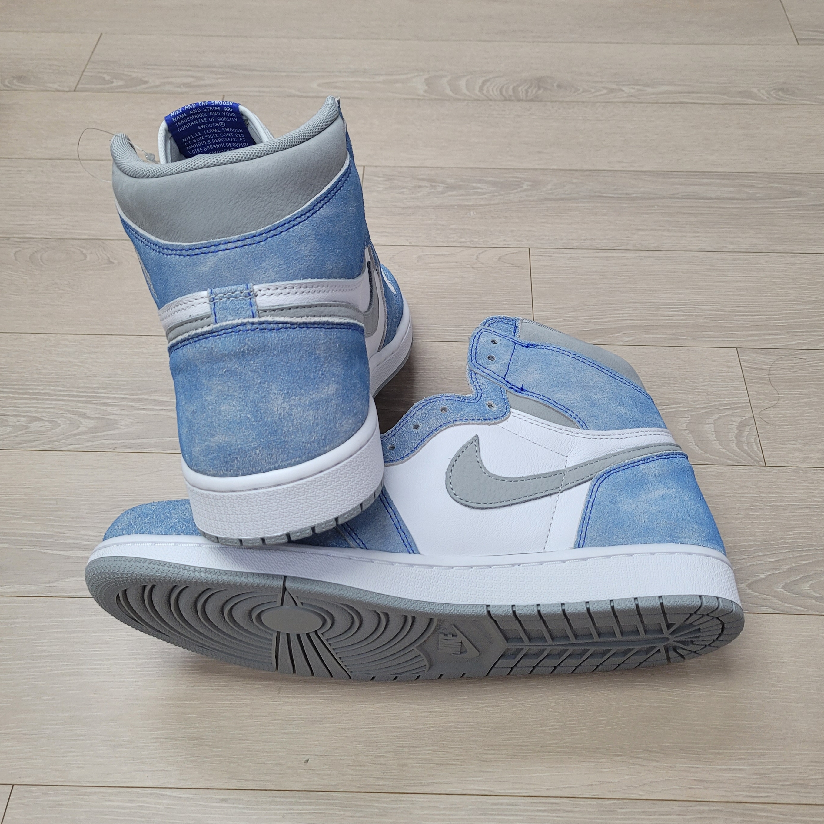Jordan 1 Retro High OG Hyper Royal 착용 스타일 - 5