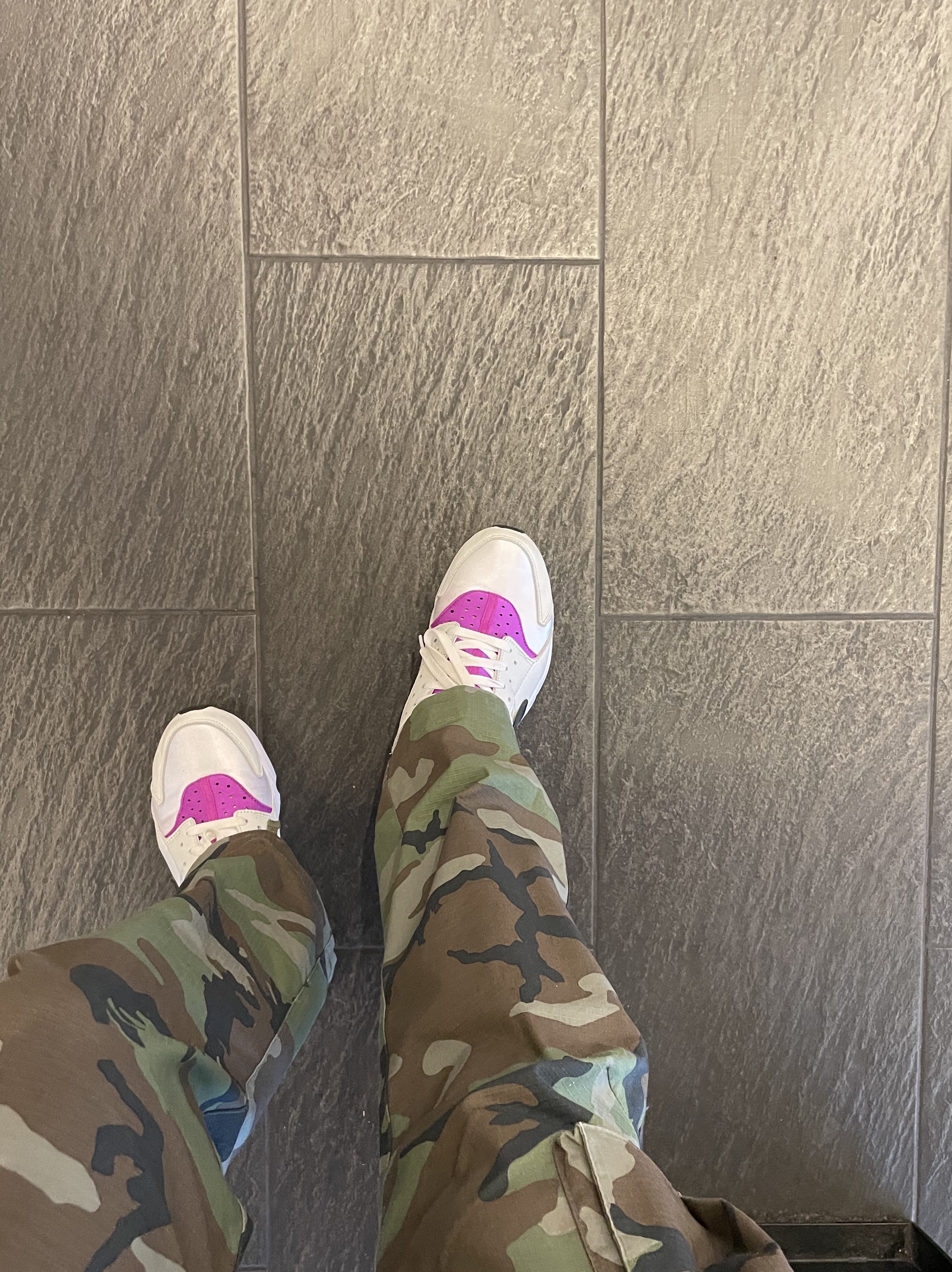 Nike Air Huarache Run Neon Magenta 착용 스타일
