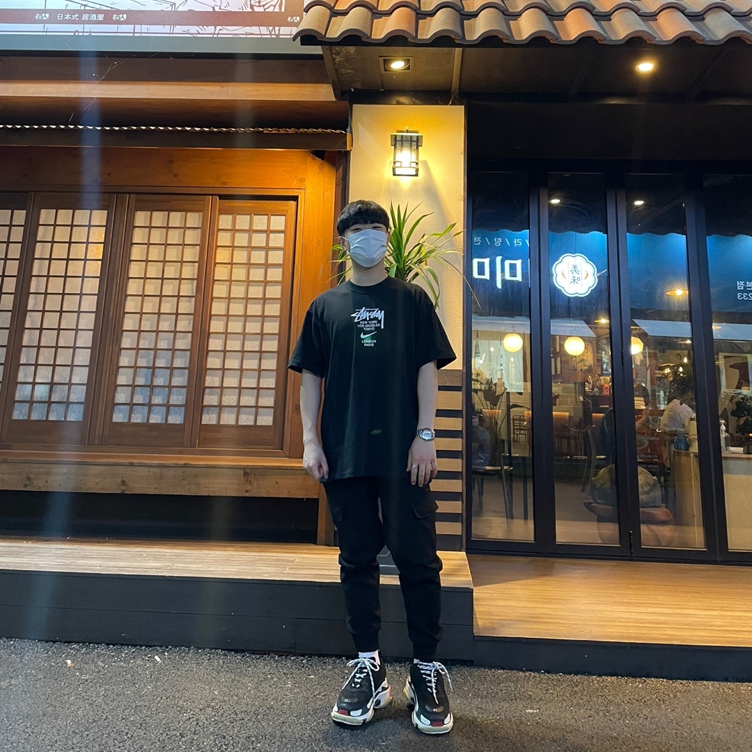 Nike x Stussy WT T-Shirt Black - US/EU, Balenciaga Triple S Trainer Black Red 2018 착용 스타일