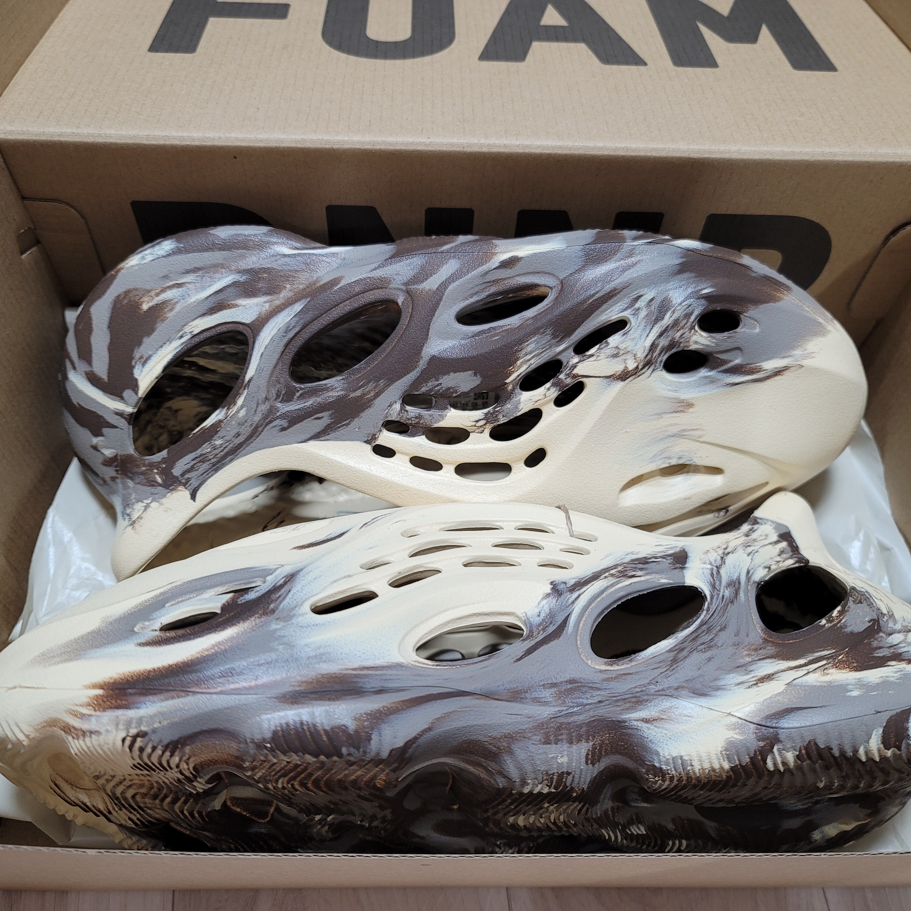 Adidas Yeezy Foam RNNR MX Cream Clay 착용 스타일