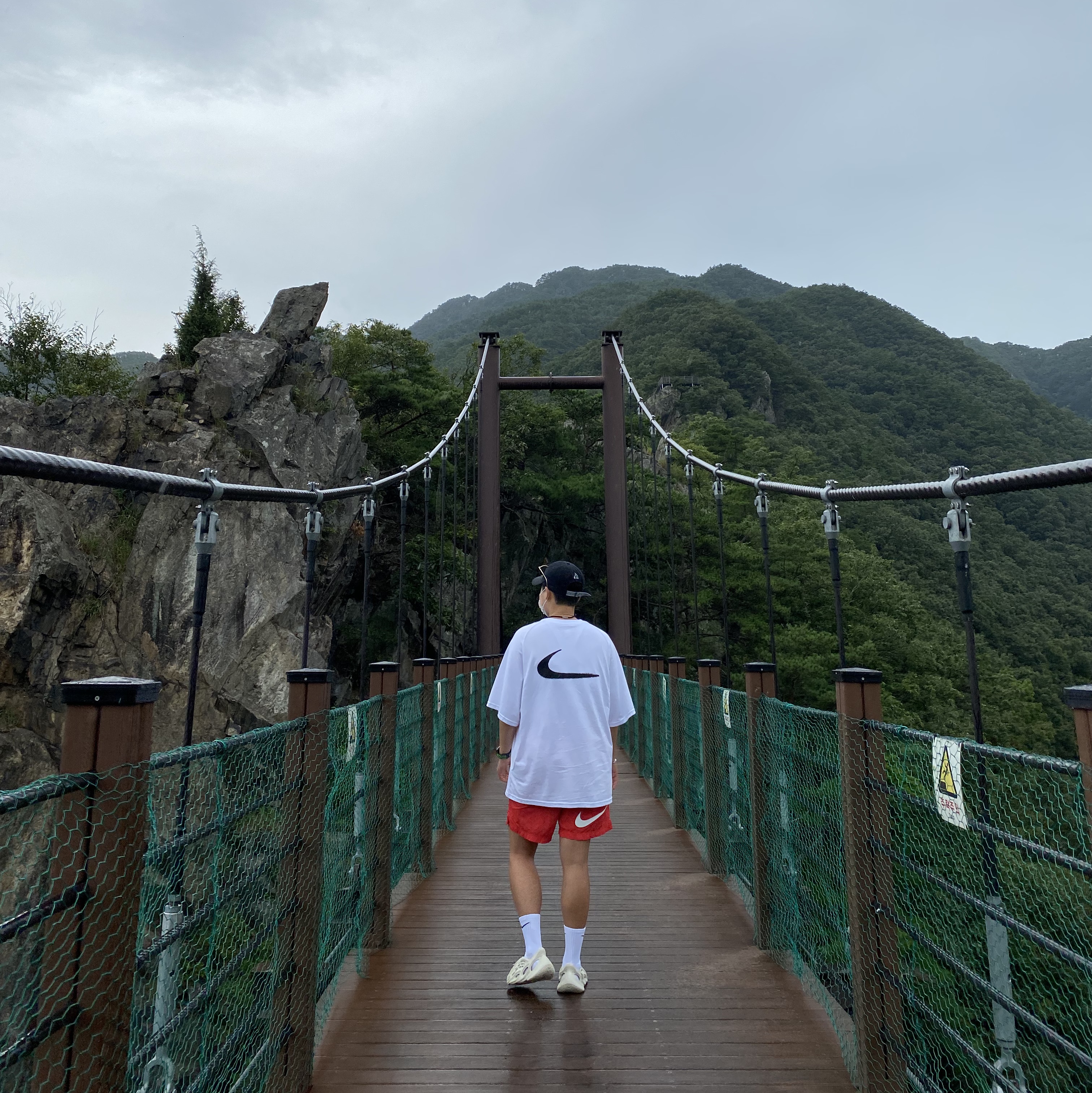 Nike x Off-White NRG Short Sleeve T-Shirt White, Nike x Stussy Water Shorts Habanero Red 착용 스타일 - 1