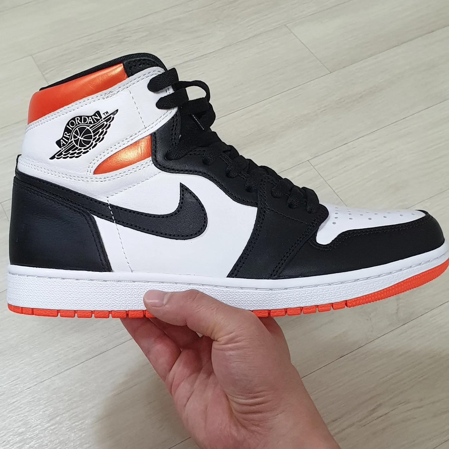 Jordan 1 Retro High OG Electro Orange 착용 스타일 - 2
