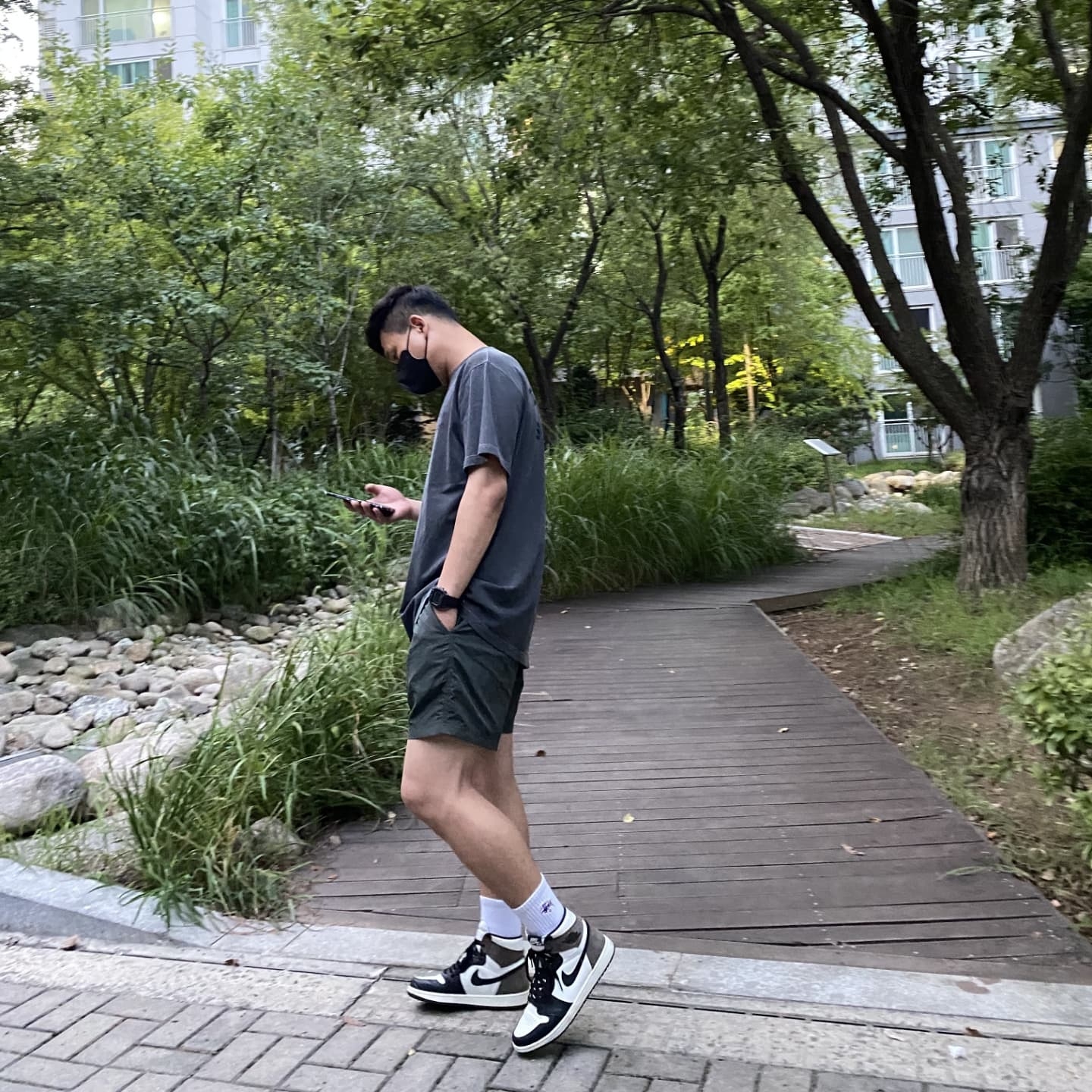 IAB Studio Pigment T-Shirt Black, Jordan 1 Retro High OG Black Mocha 착용 스타일 - 4