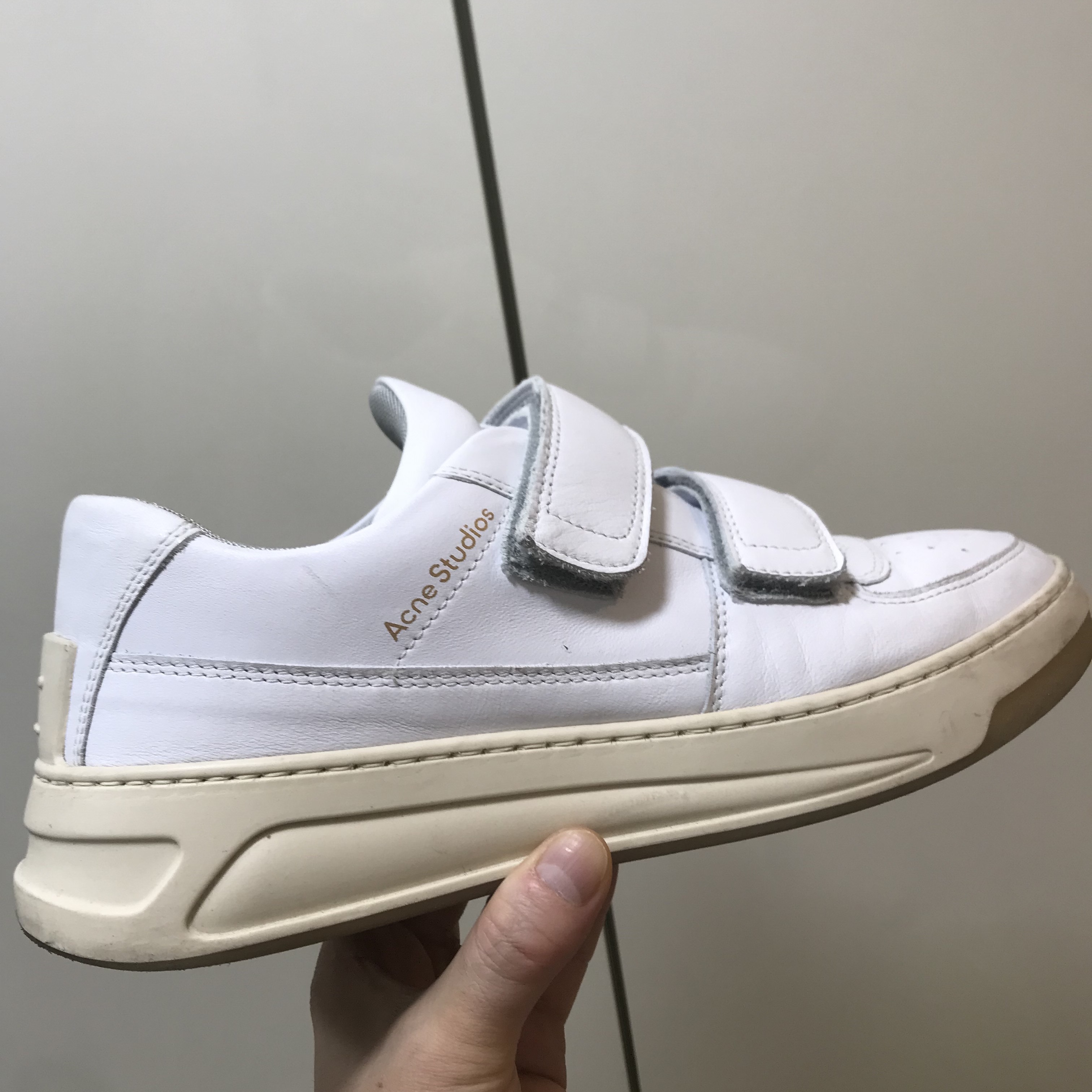 Acne Studios Perey Velcro Strap Sneakers White 착용 스타일 - 2