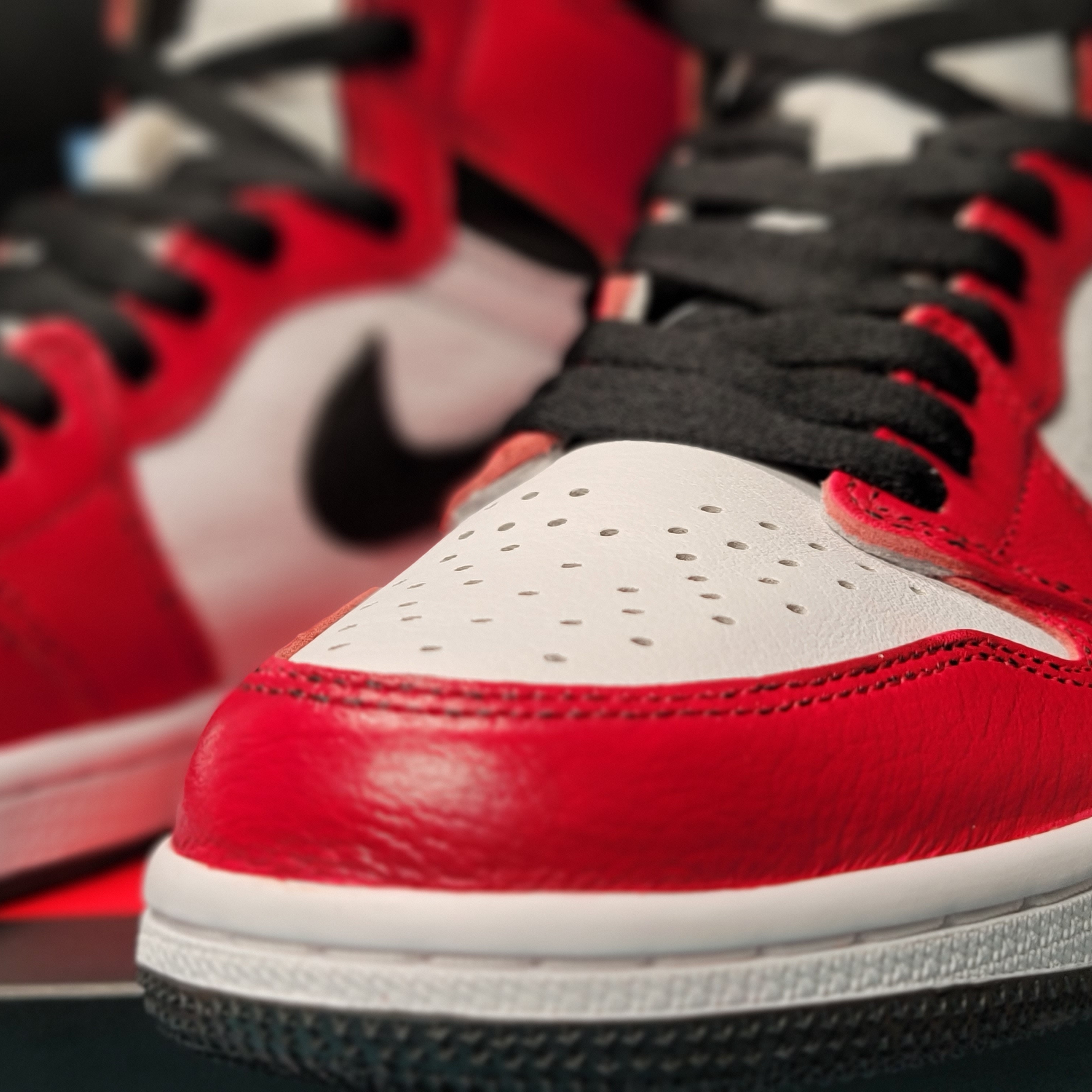 Jordan 1 Retro High OG Light Fusion Red 착용 스타일 - 1