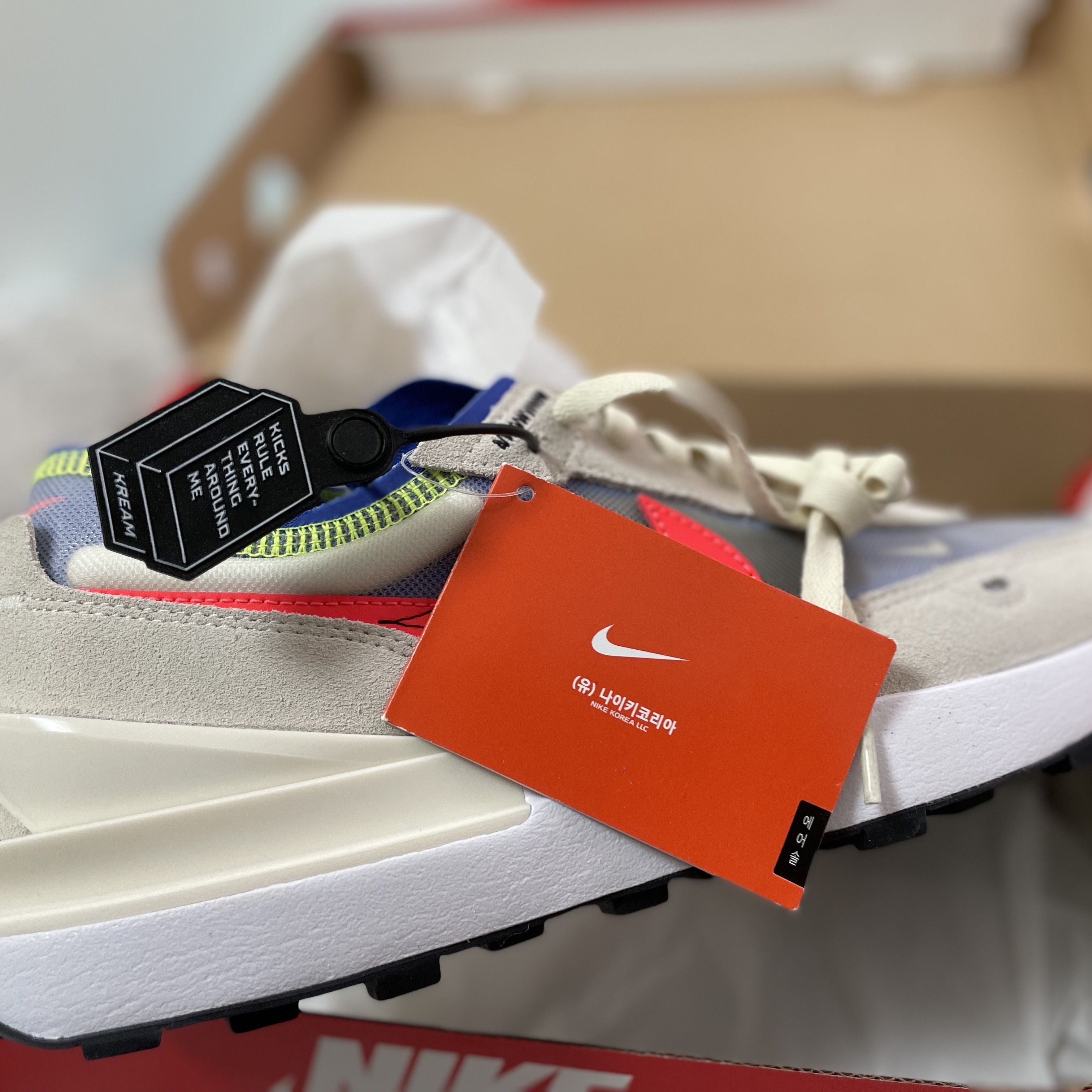 Nike Waffle One Coconut Milk Hyper Crimson 착용 스타일