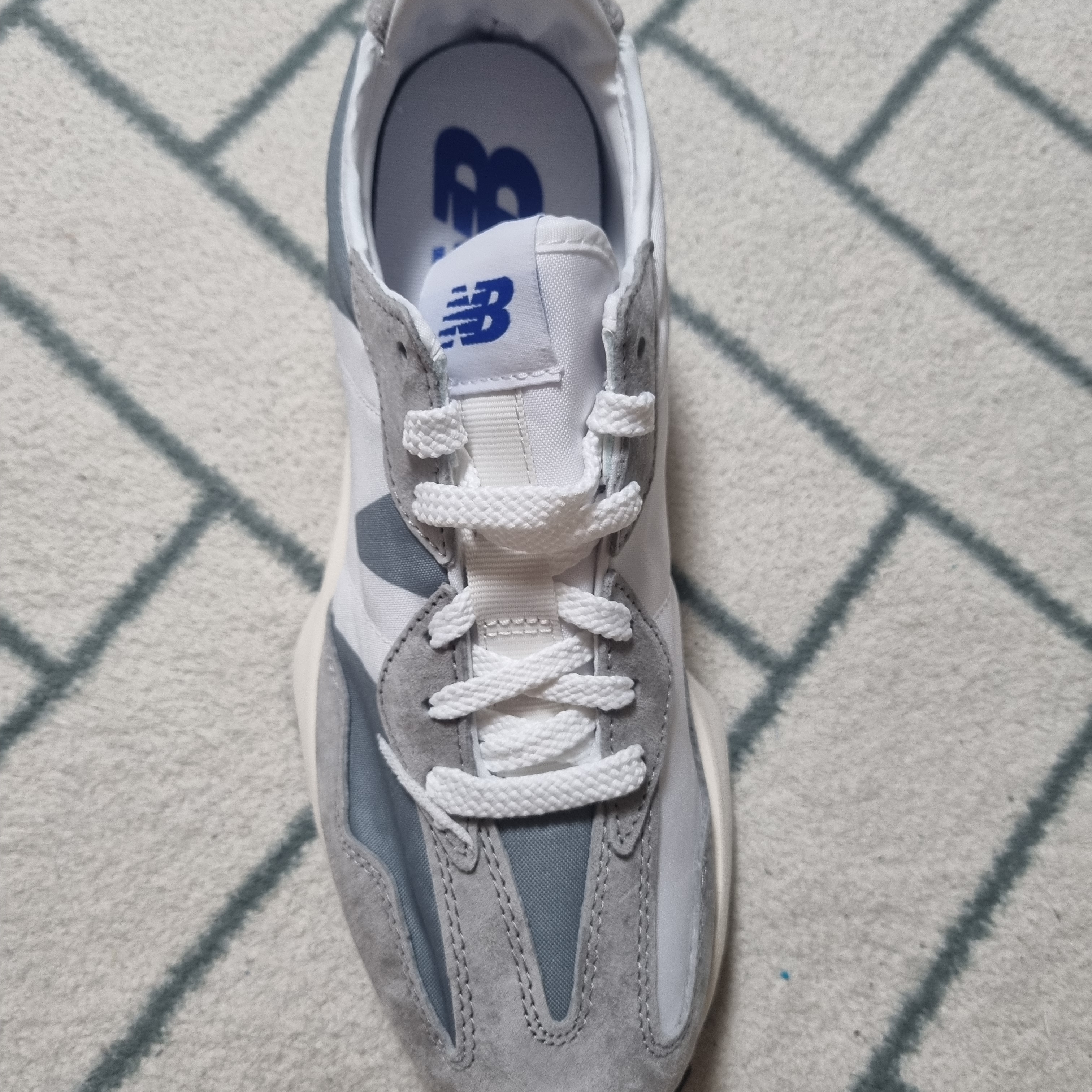 New Balance 327 Grey 착용 스타일 - 1