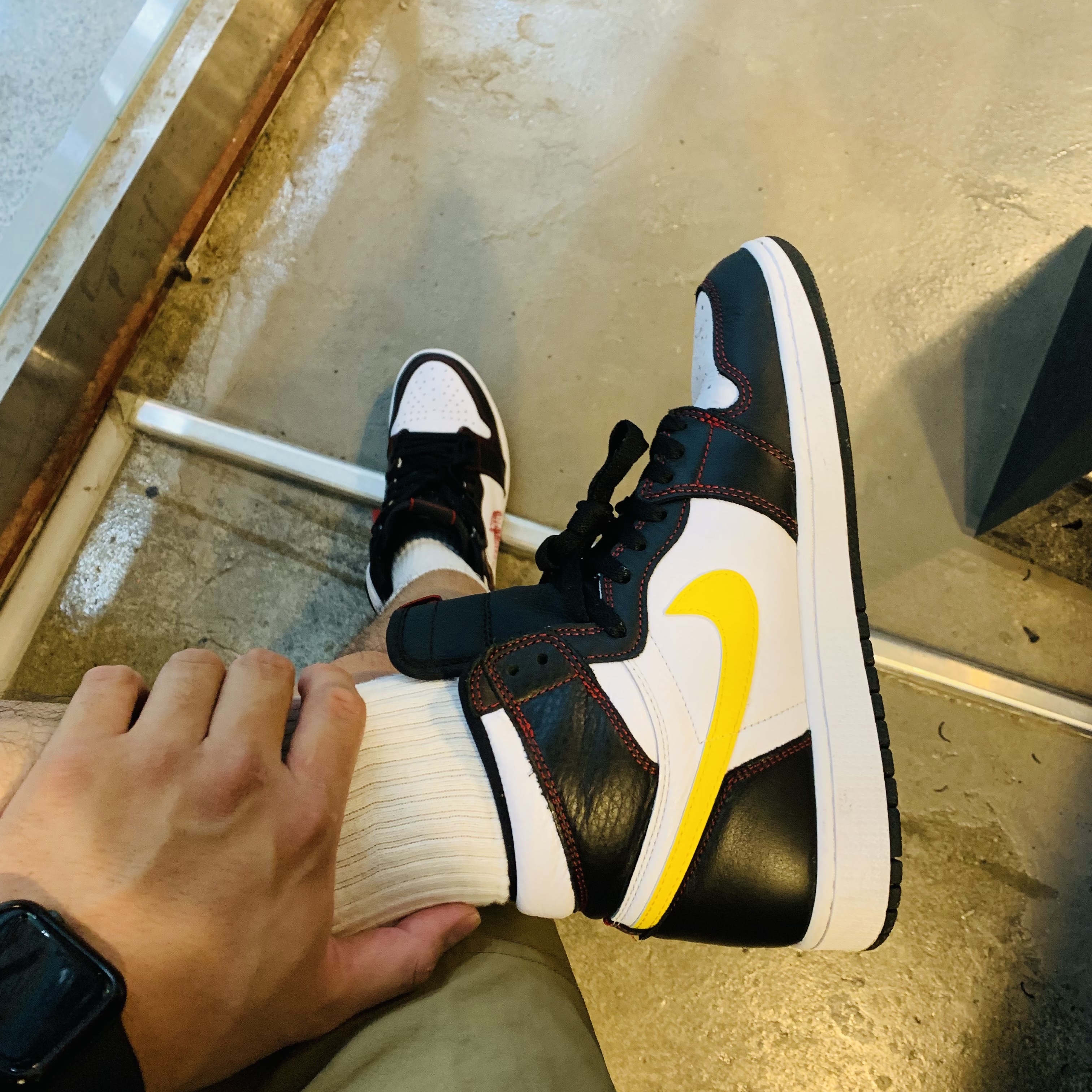 Jordan 1 Retro High Defiant White Black Gym Red 착용 스타일